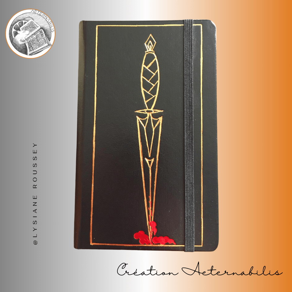 Un livre noir avec un poignard doré sur la couverture