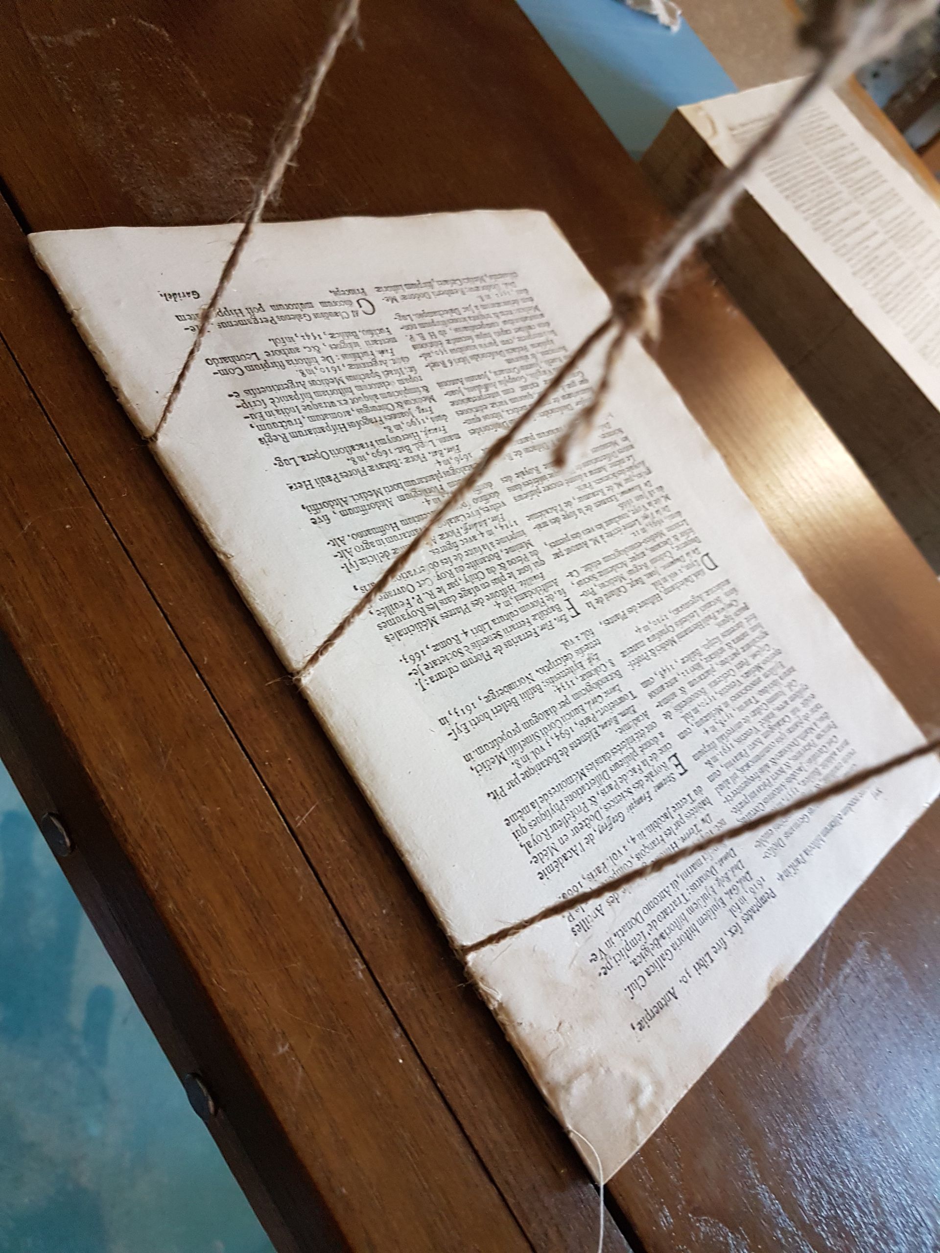 Un morceau de papier attaché avec une ficelle sur une table en bois
