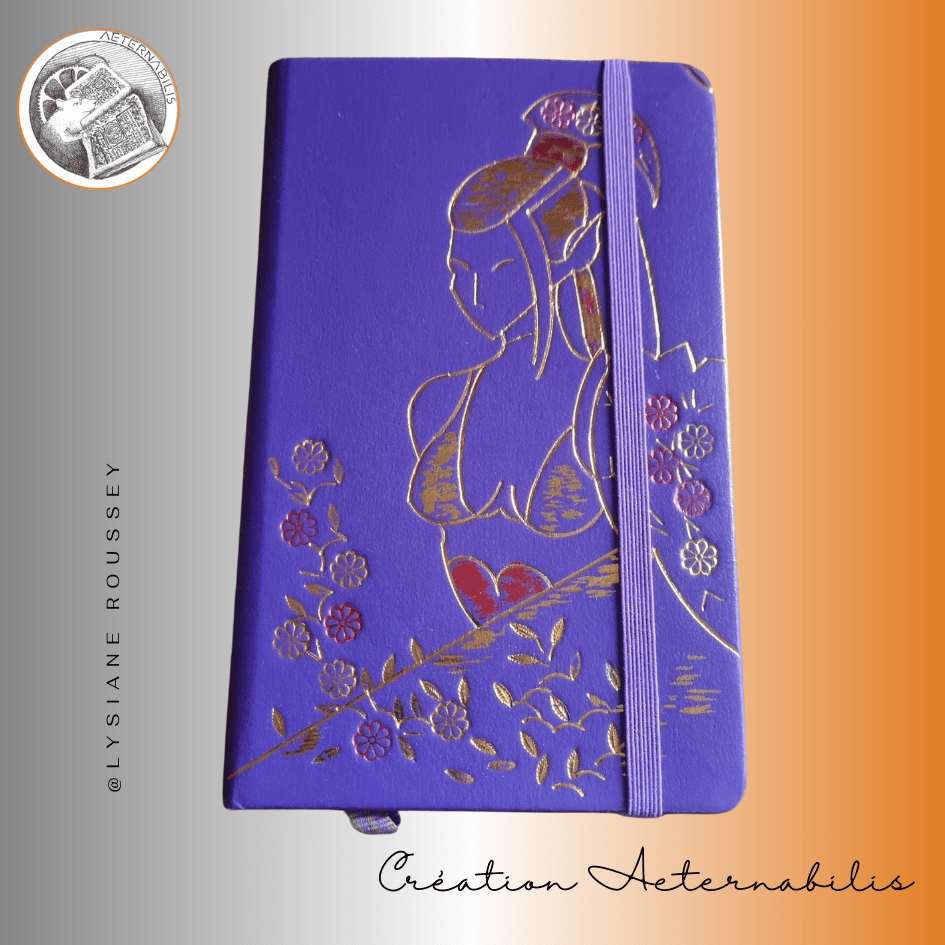 Un cahier violet avec une photo de femme dessus