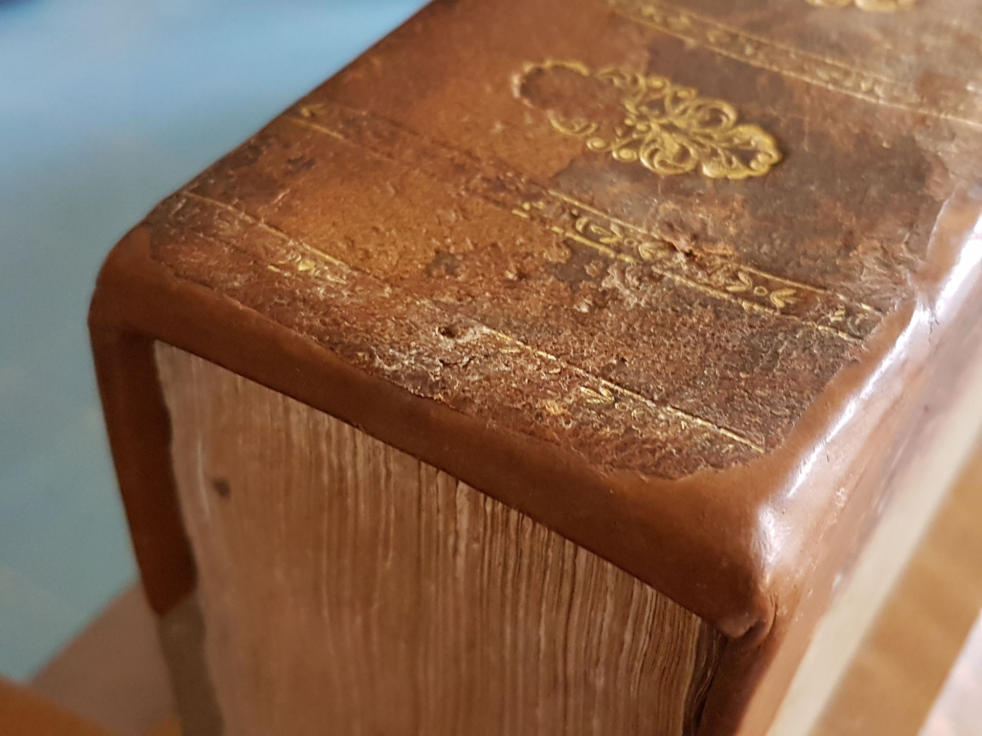 Un gros plan du coin d'un livre en cuir marron