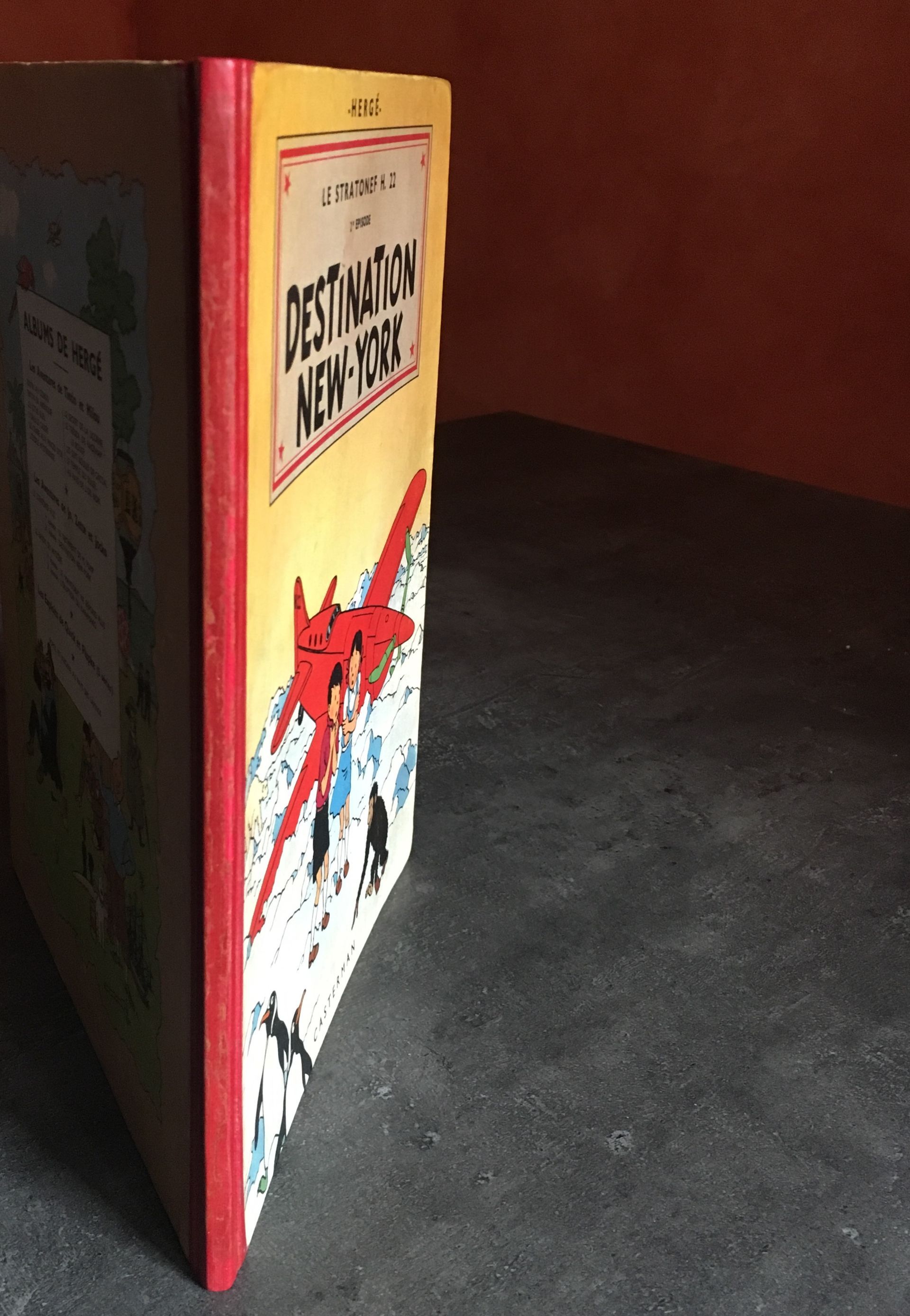 Un livre intitulé destination new york est posé sur une table