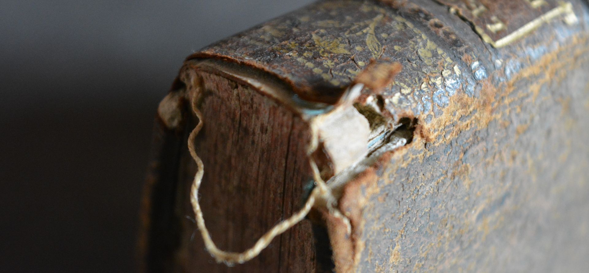 Un gros plan d'un vieux livre avec une corde attachée dessus.