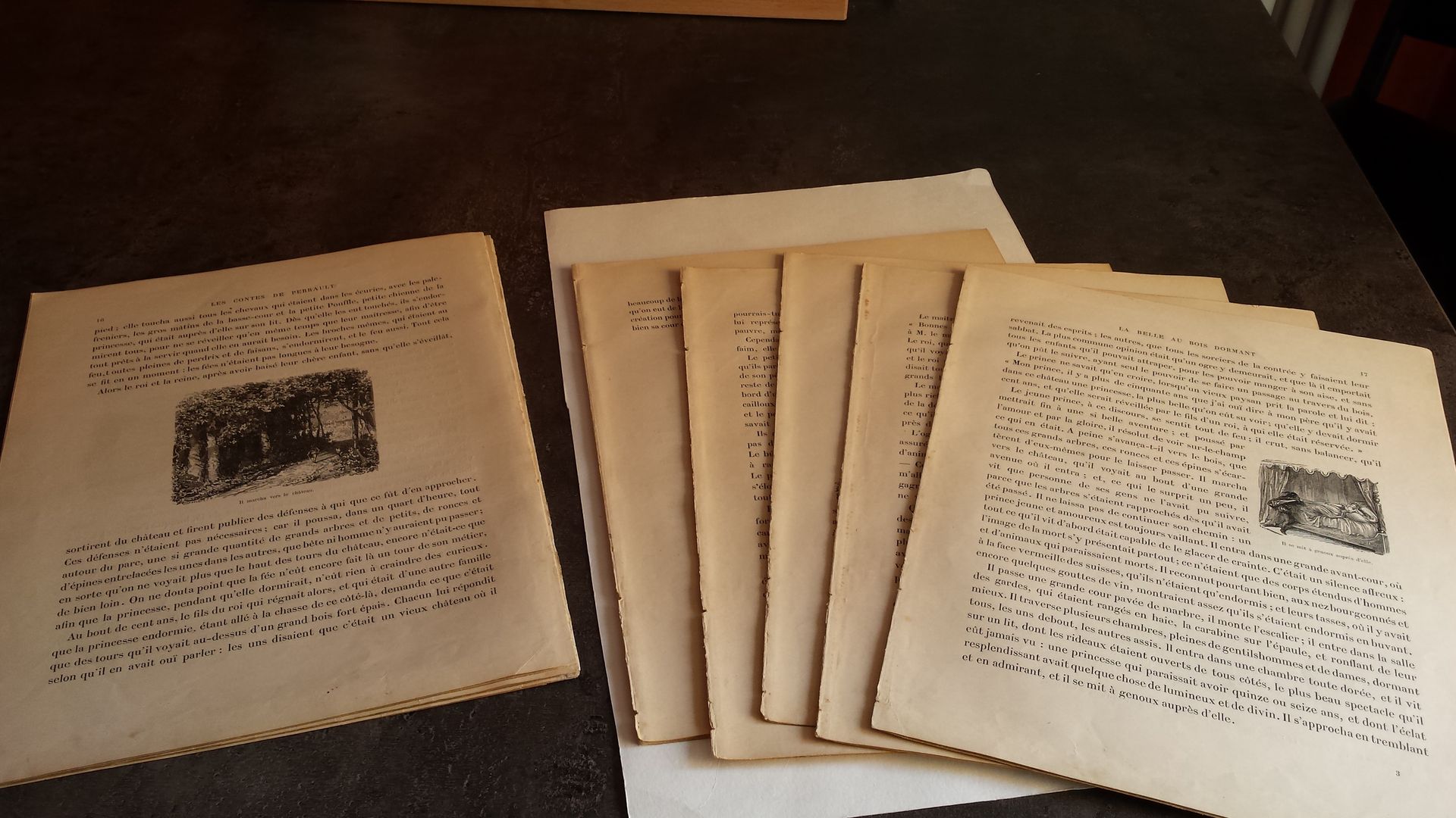 Un tas de vieux papiers est posé sur une table