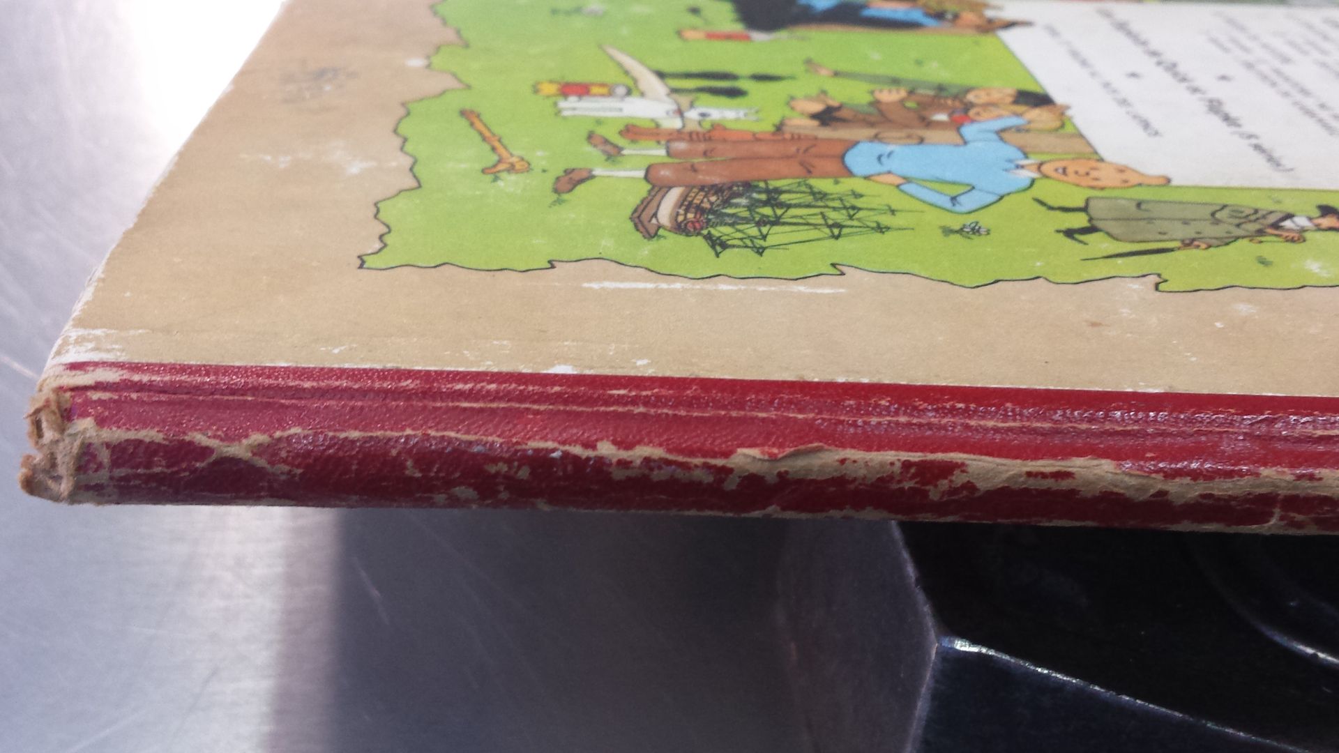 Un gros plan d'un livre avec une tranche rouge