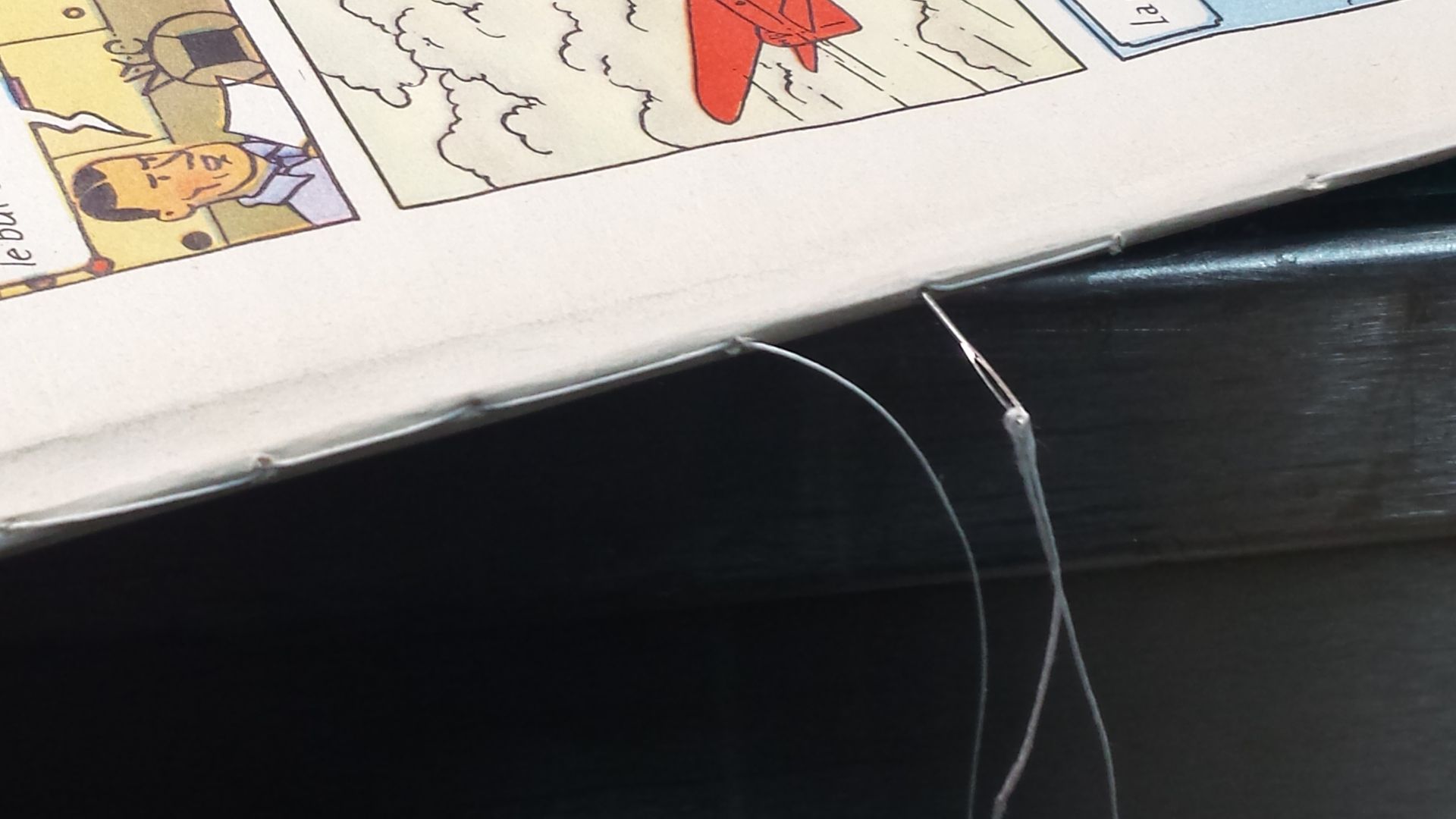 Un gros plan d'une bande dessinée avec un trou dedans