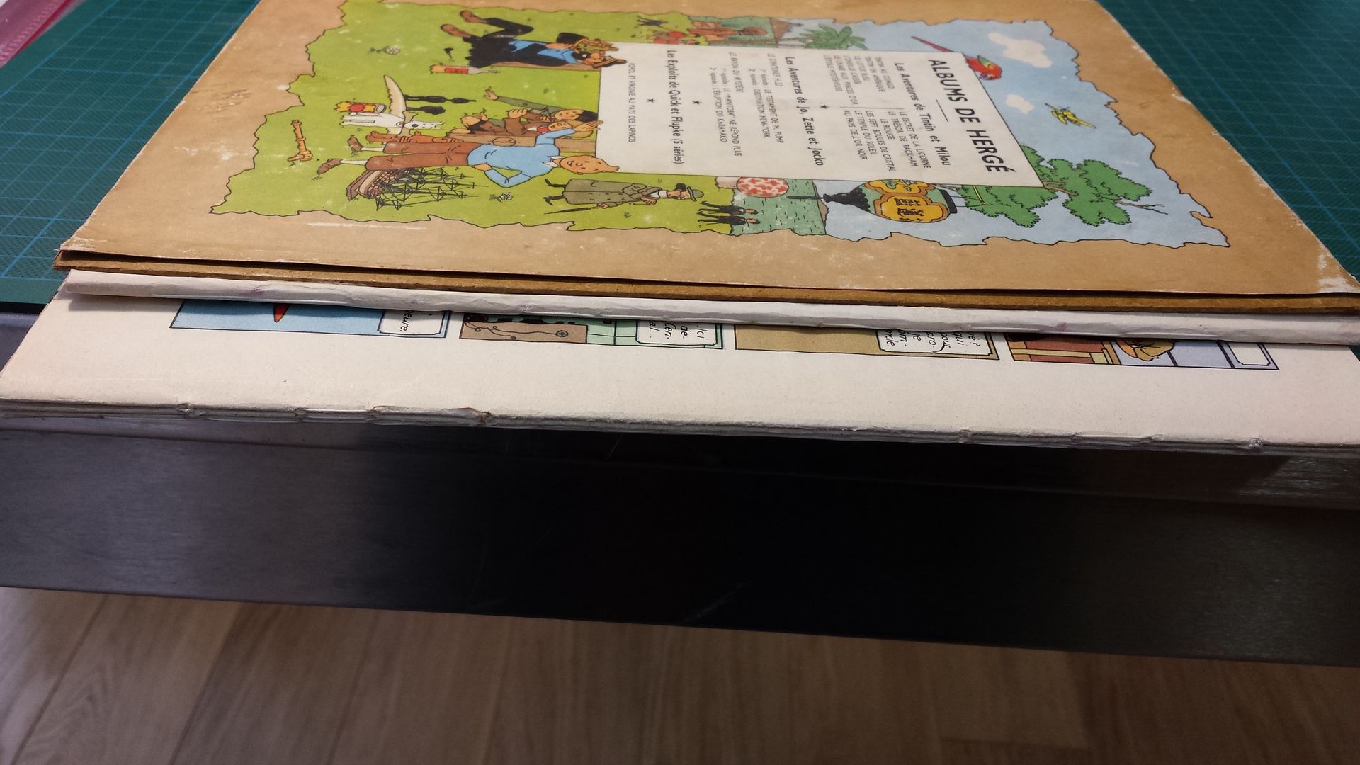 Un livre est posé sur une table avec une image dessus