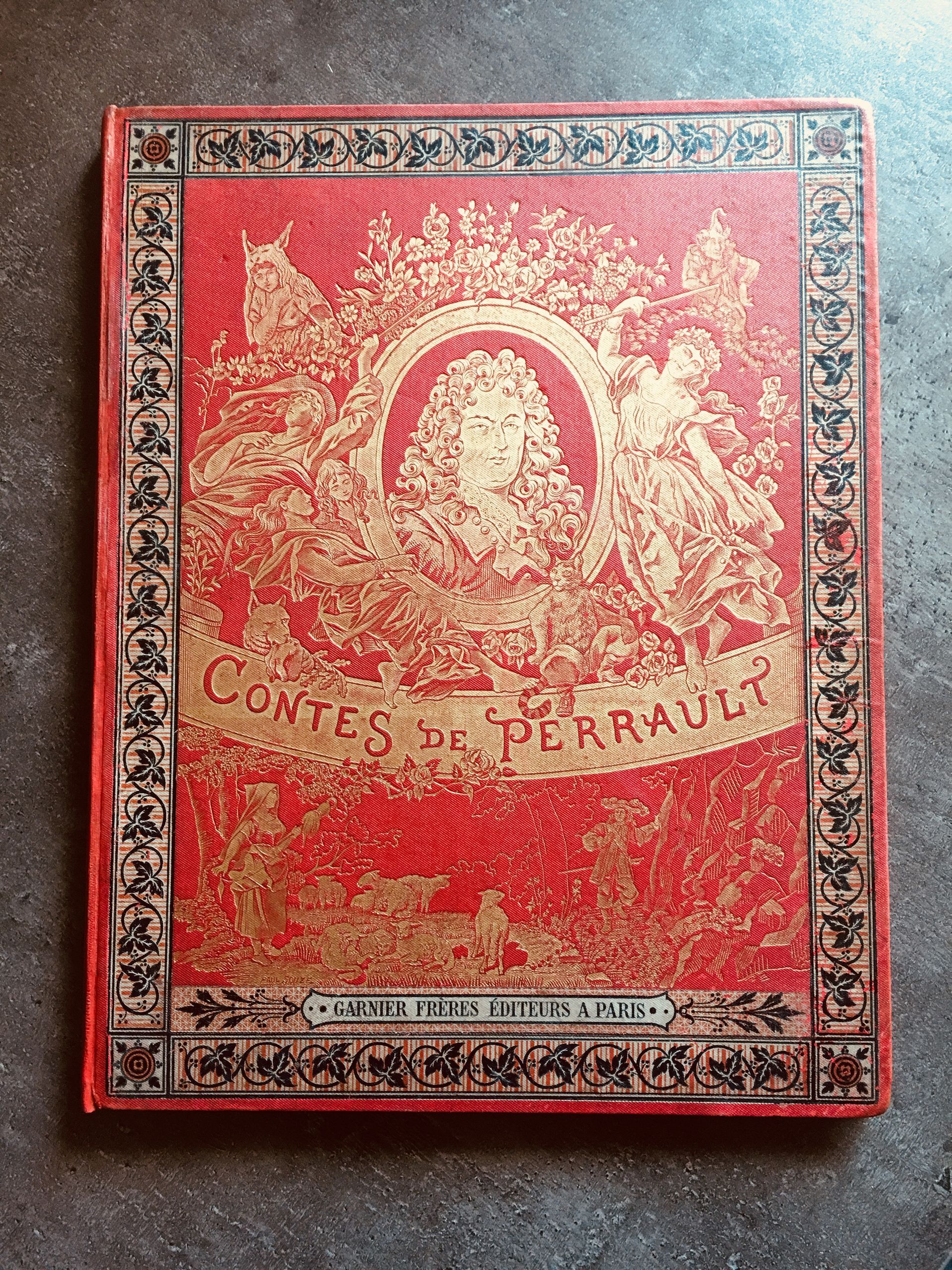 Un livre rouge avec une bordure dorée s'intitule « cuentos de sierra nevada »