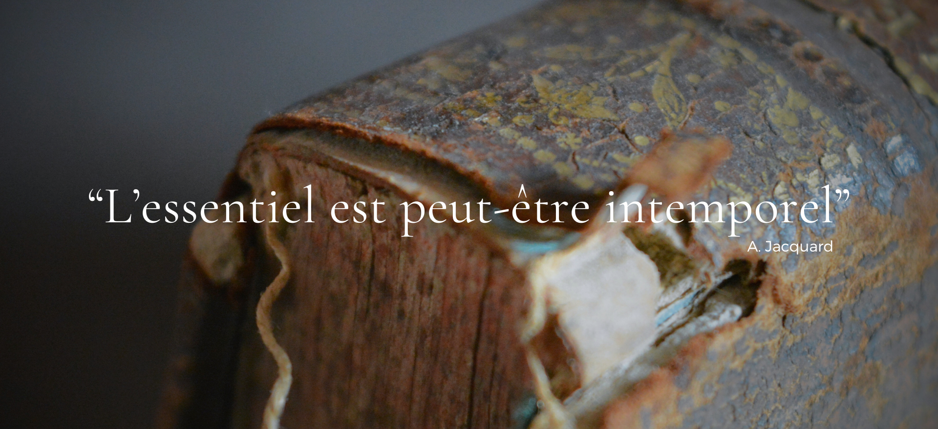 Un gros plan d'un vieux livre avec une citation en français dessus.
