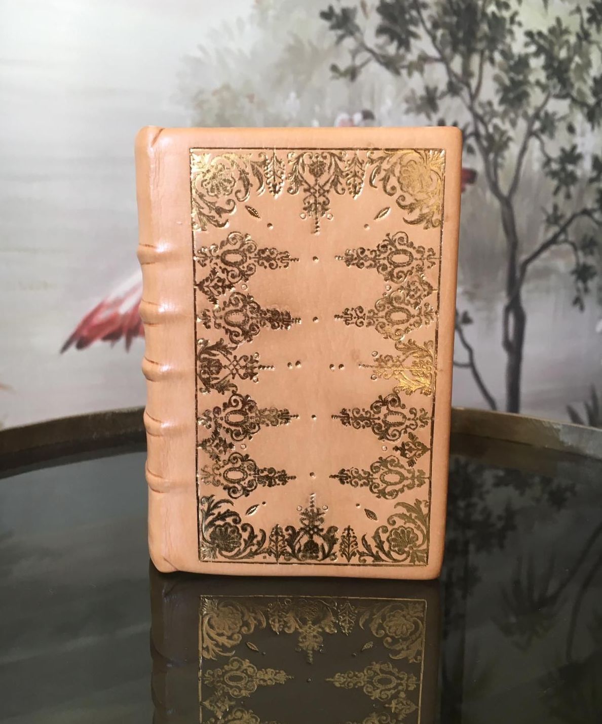 Un livre est posé sur une table avec des arbres en arrière-plan