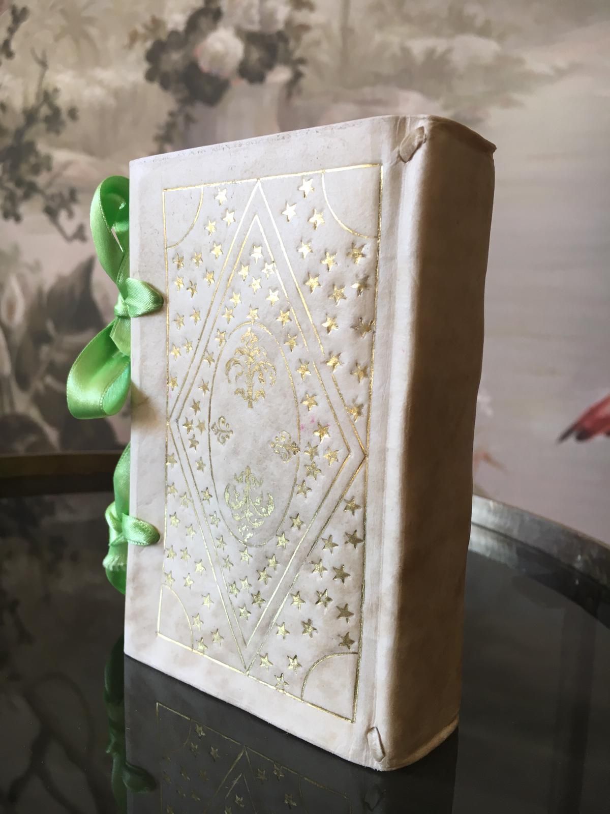 Un livre blanc avec des étoiles dorées sur la couverture est posé sur une table.