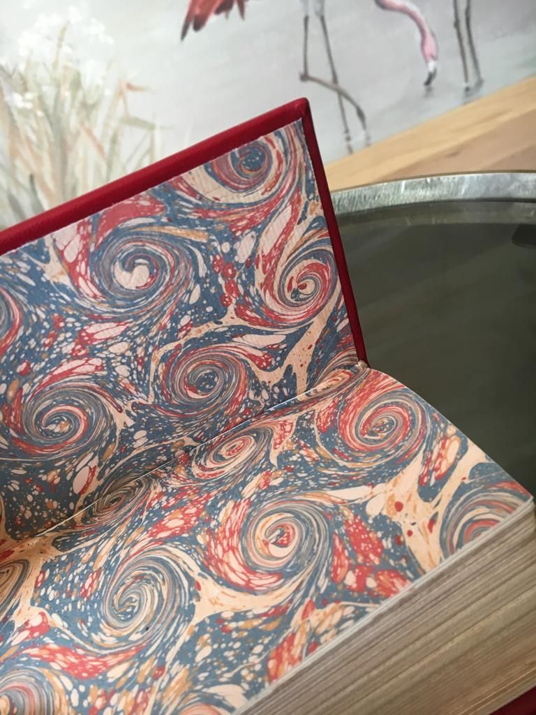 Un gros plan d'un livre avec une couverture marbrée