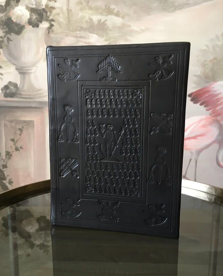 Un livre noir est posé sur une table en verre.