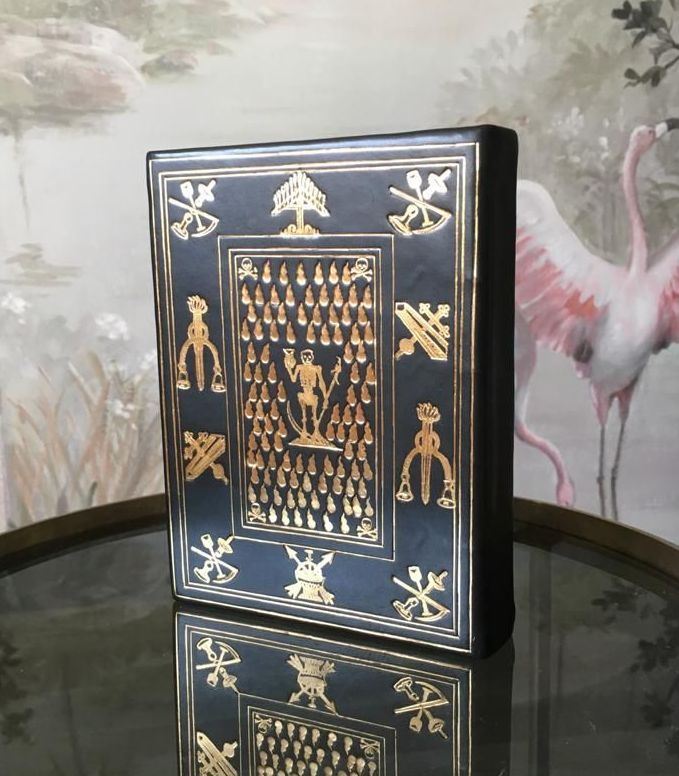 Un livre noir et or avec des flamants roses en arrière-plan