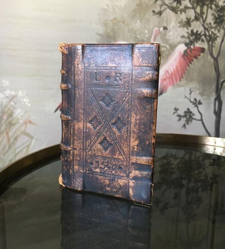 Un livre avec un flamant rose en arrière-plan est sur une table