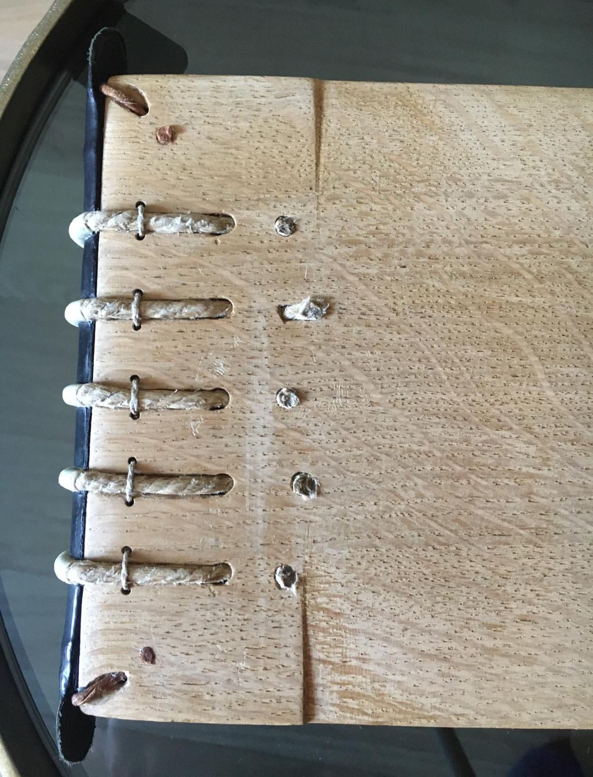 Un gros plan d'un morceau de bois avec des vis dessus