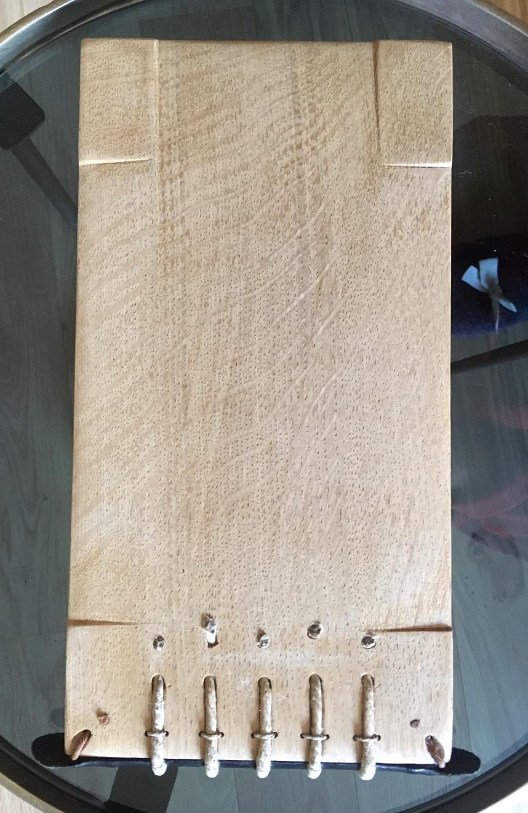 Un morceau de carton est posé sur une table en verre.