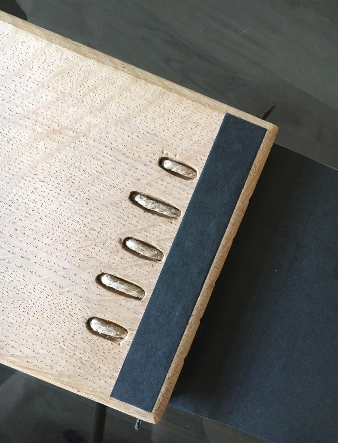 Un gros plan d'une planche de bois avec des clous dessus