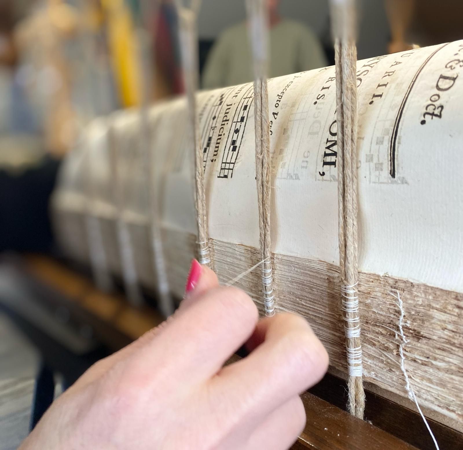 Un gros plan de la main d'une personne tenant un morceau de papier sur lequel est écrit « livre »