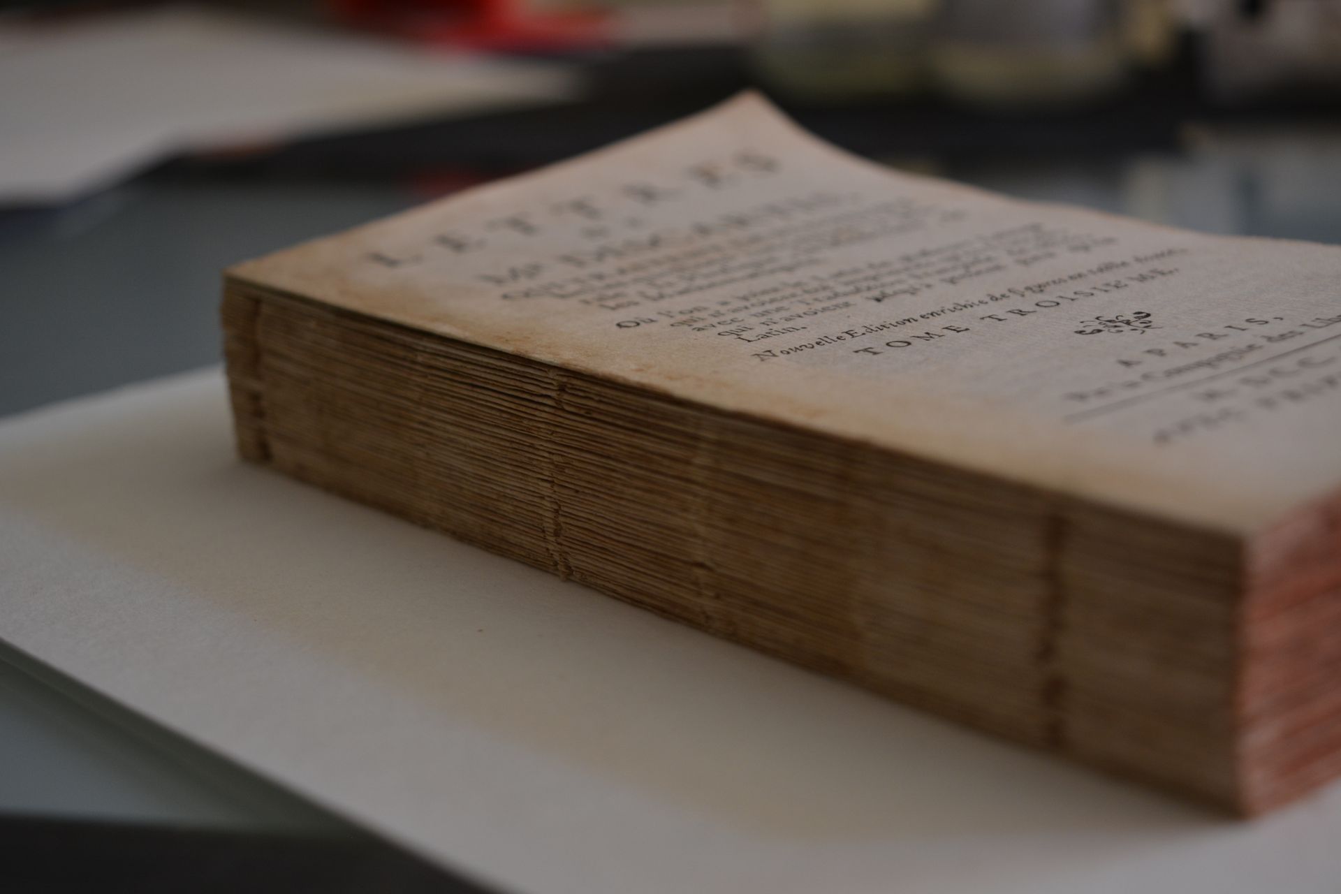 Une pile de livres posés les uns sur les autres sur une table.