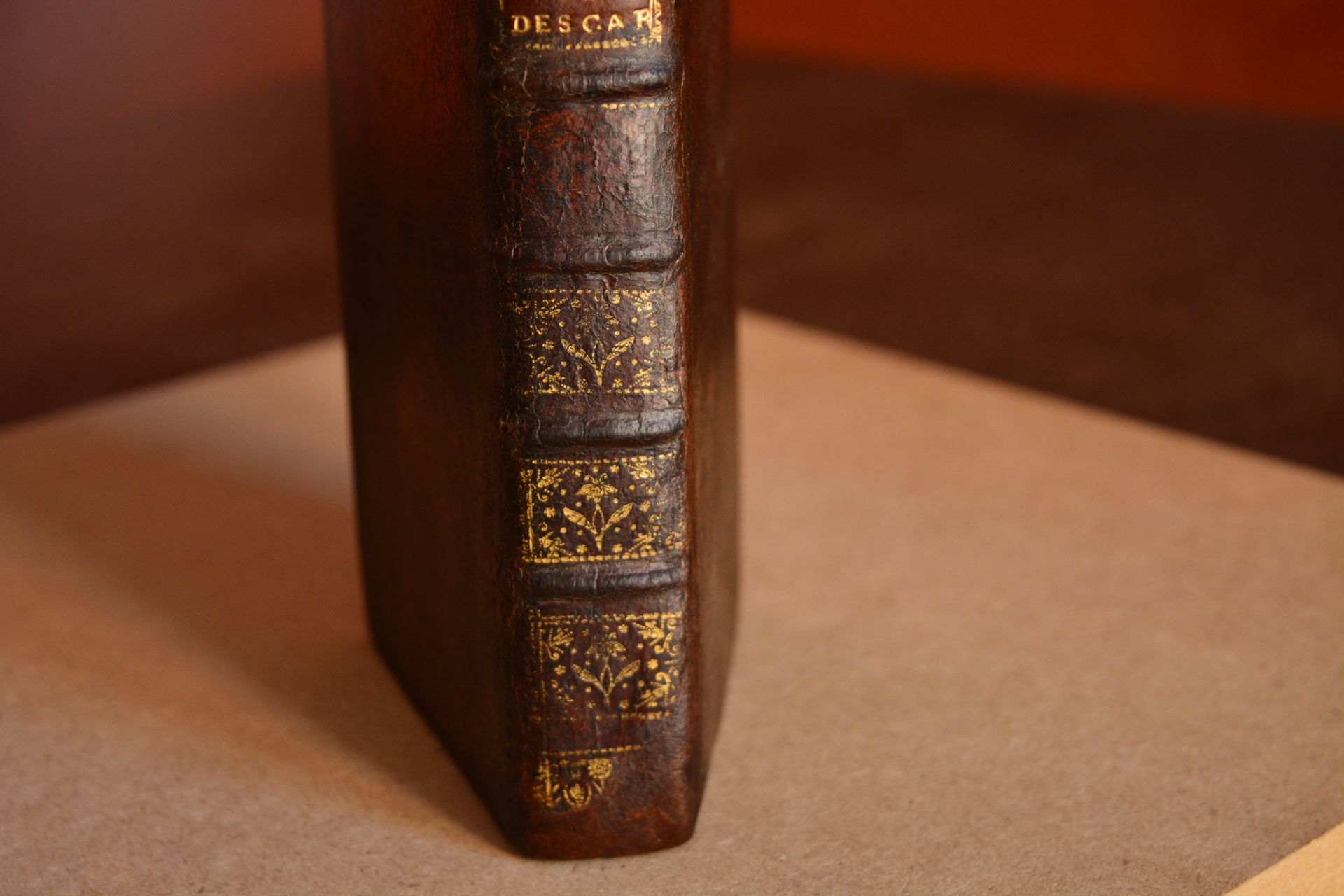 Un livre en cuir marron est posé sur une table.