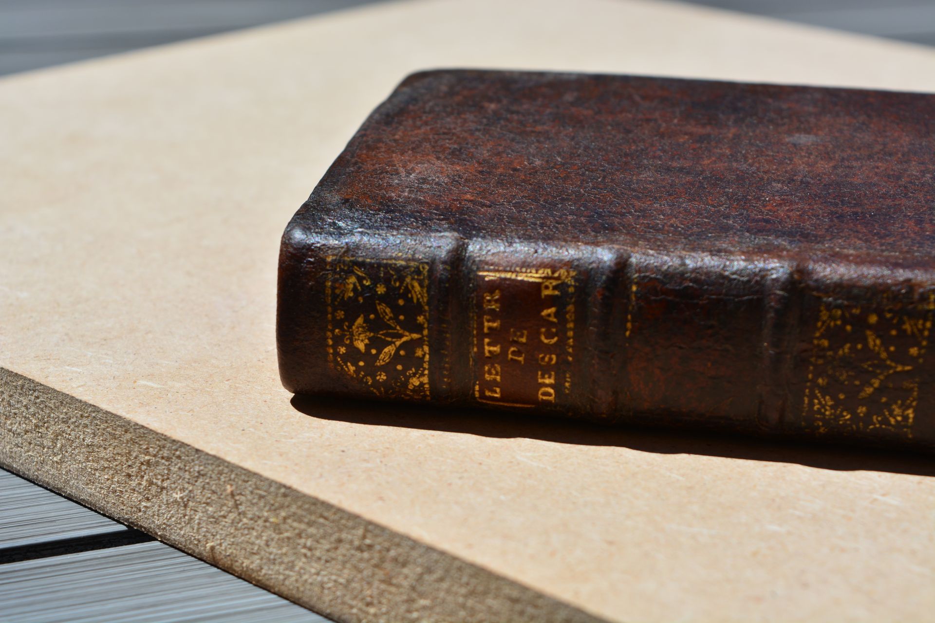 Un livre relié en cuir marron est posé sur une table