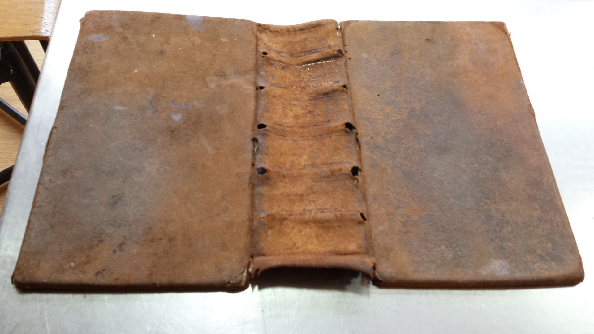 Un morceau de métal rouillé est posé sur une table