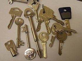 a collection of different sized keys