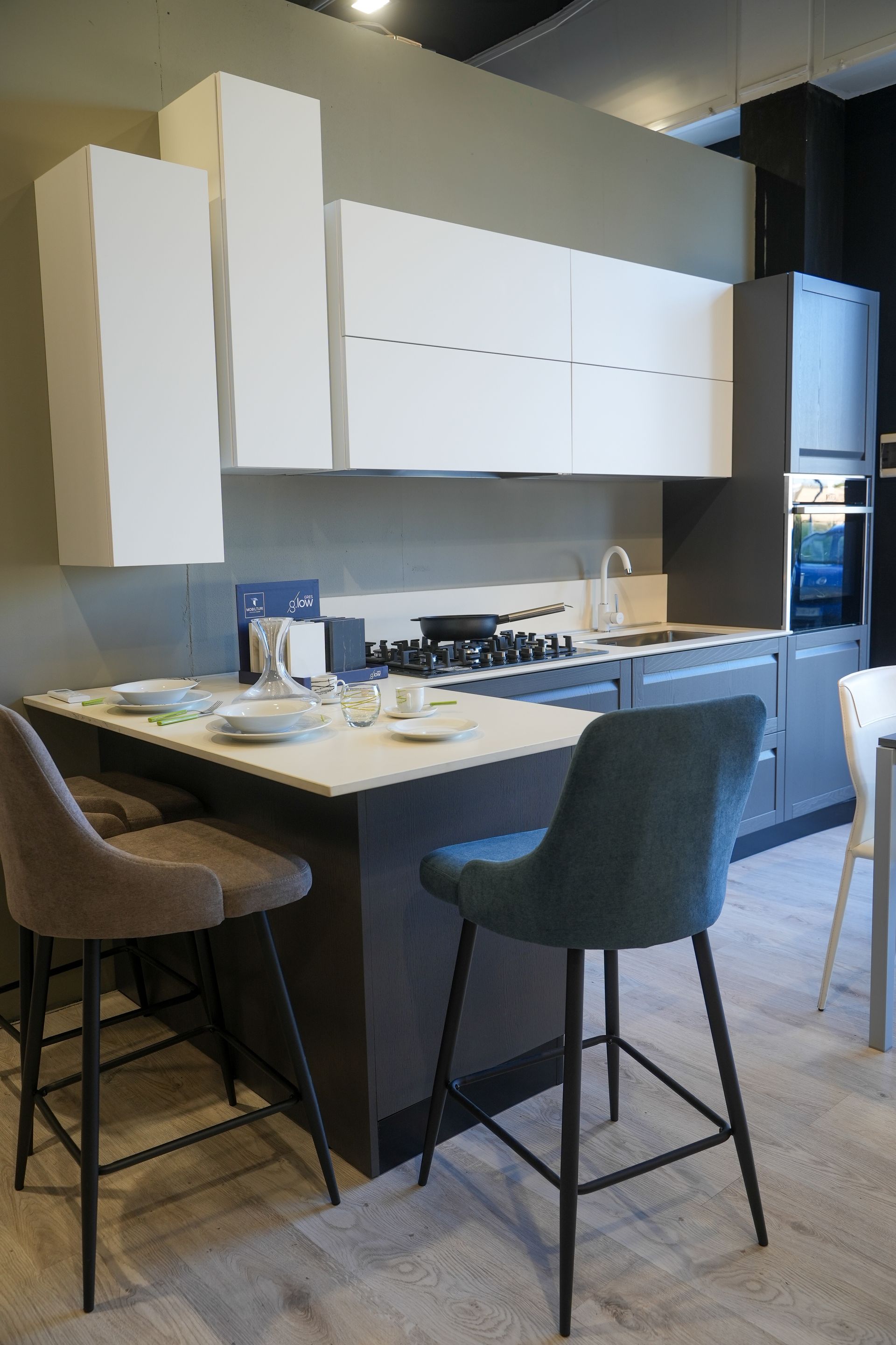 Una cucina con tavolo e sedie