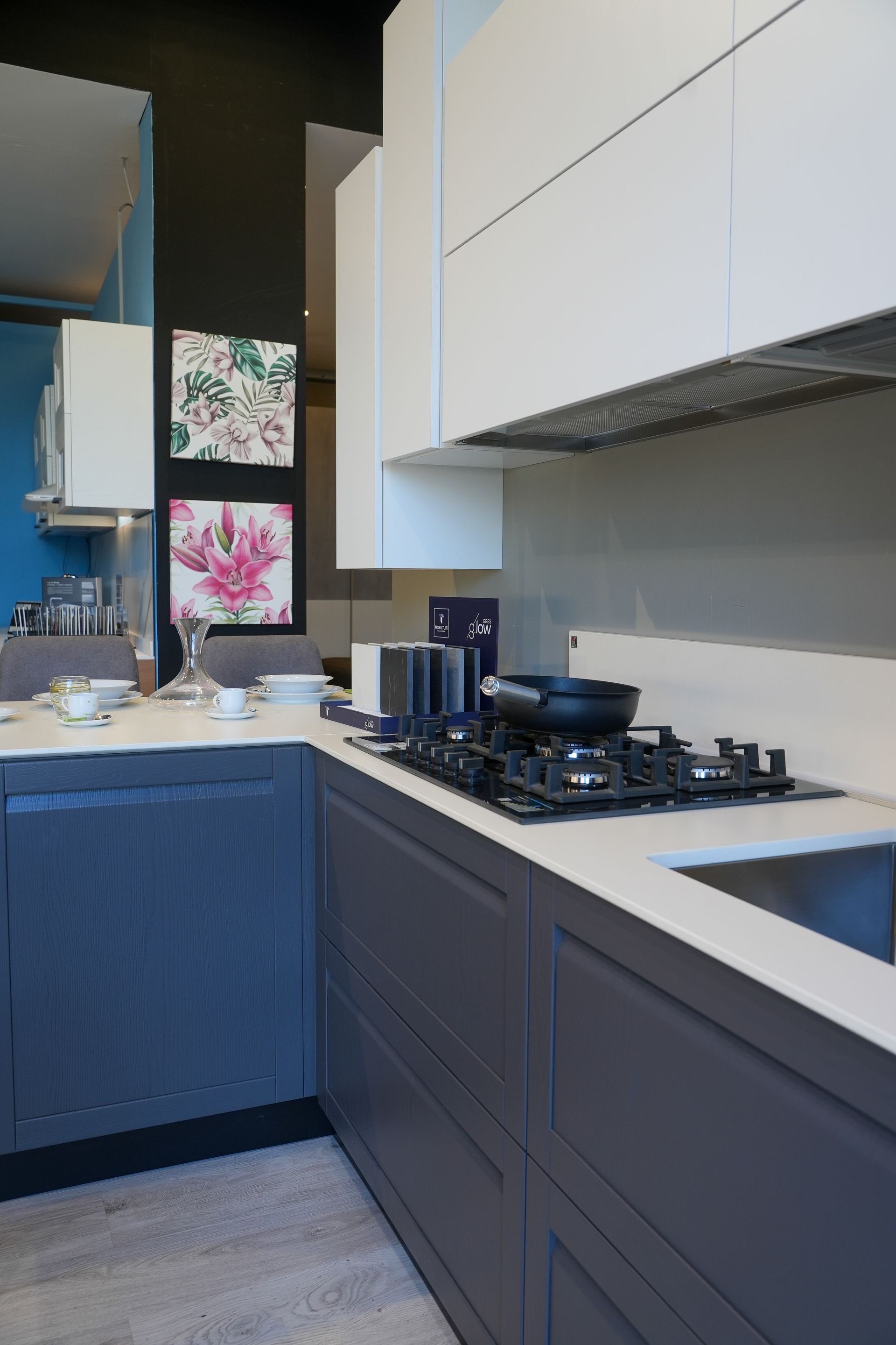 Una cucina con piano cottura, forno e lavello