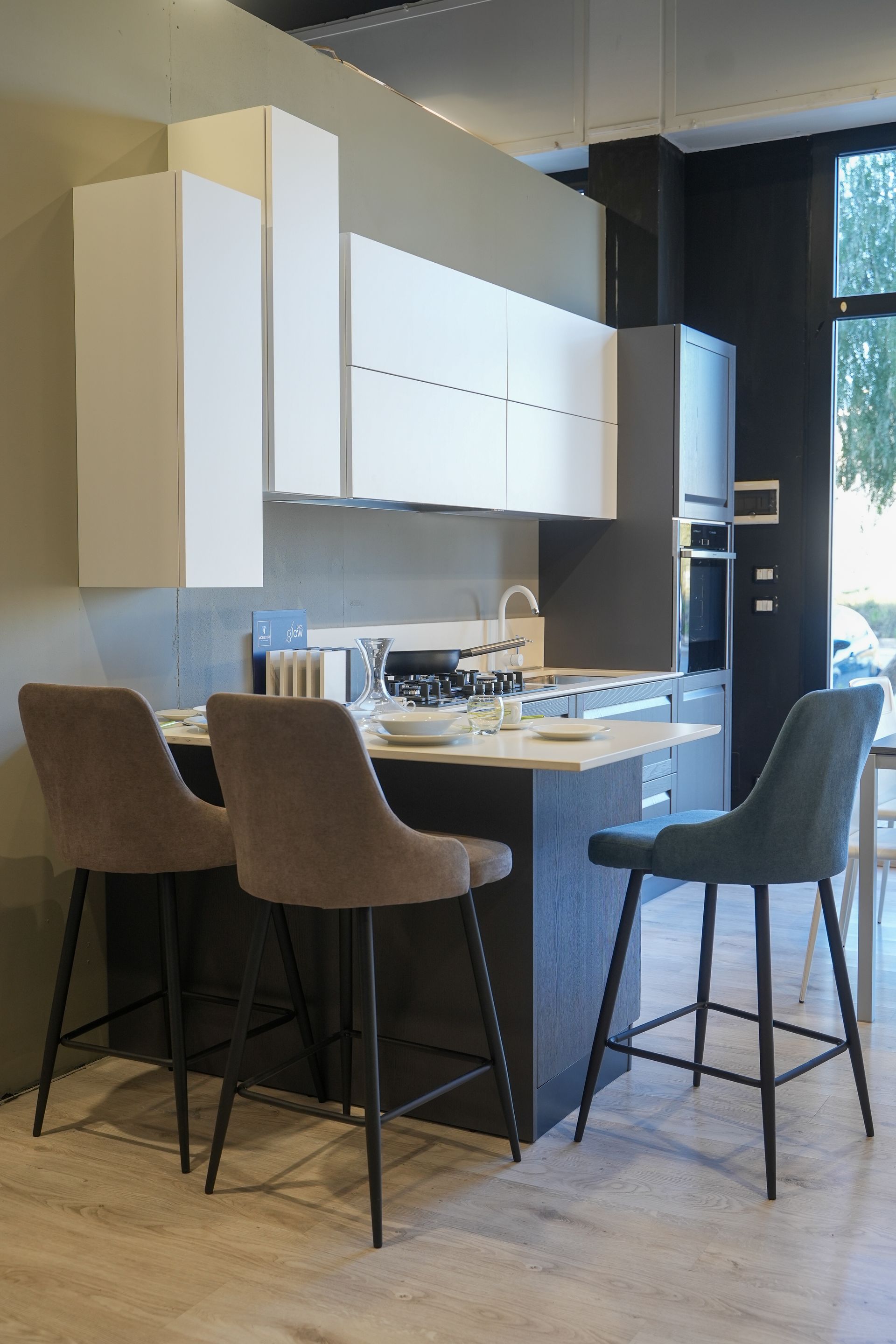 Una cucina con sgabelli e un tavolo