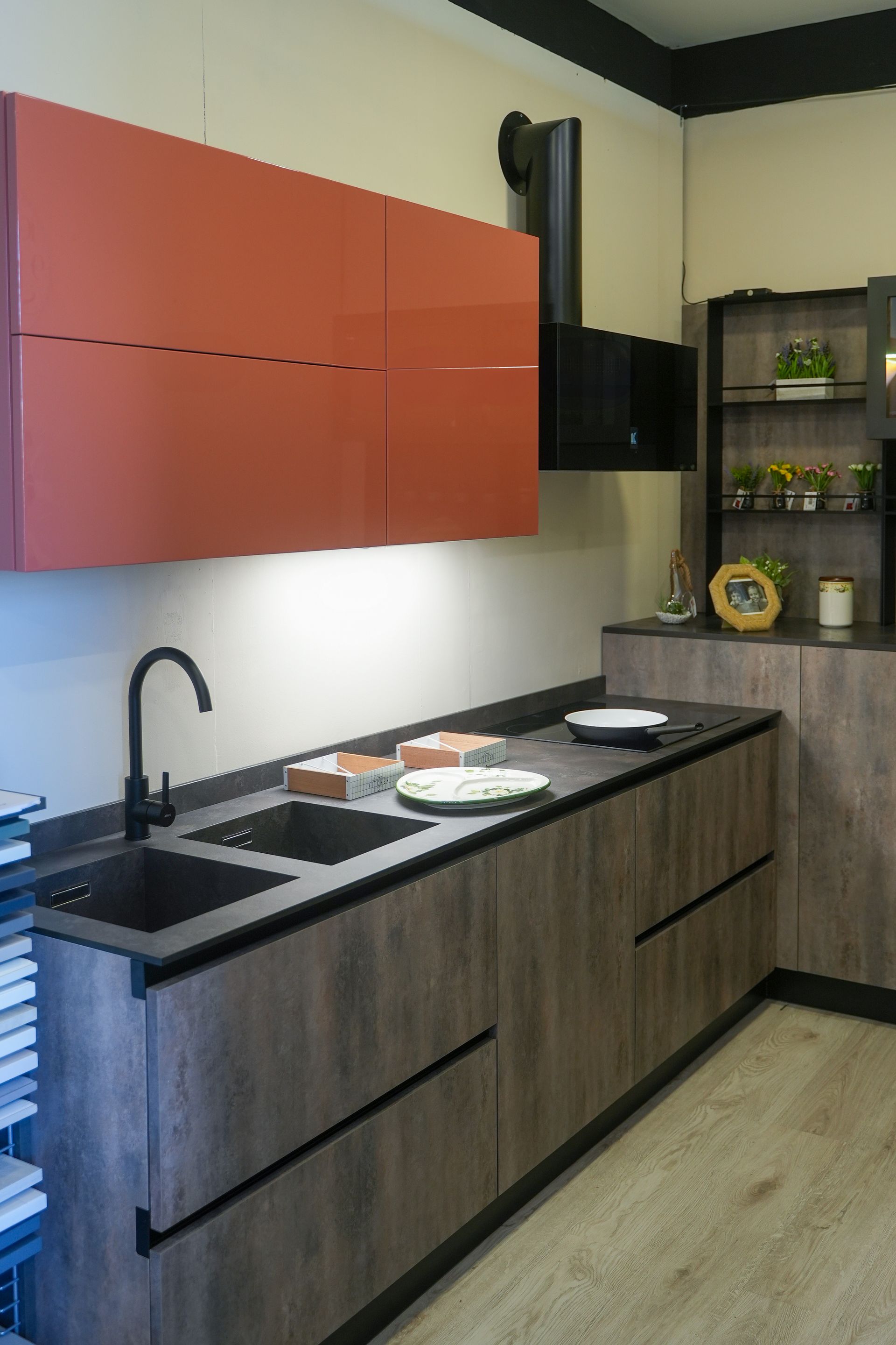 Una cucina con mobili in legno e un lavello