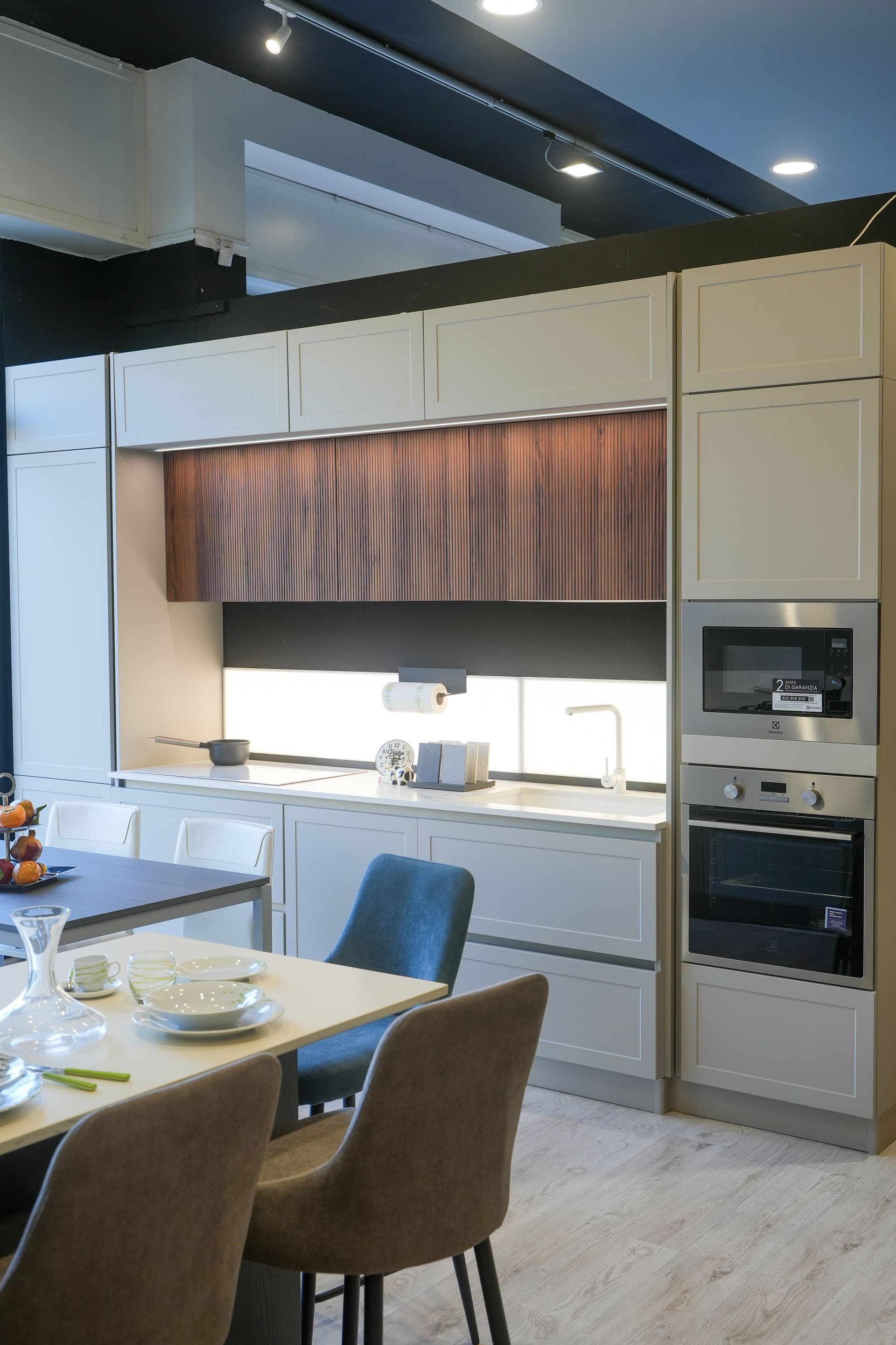 Una cucina con tavolo e sedie