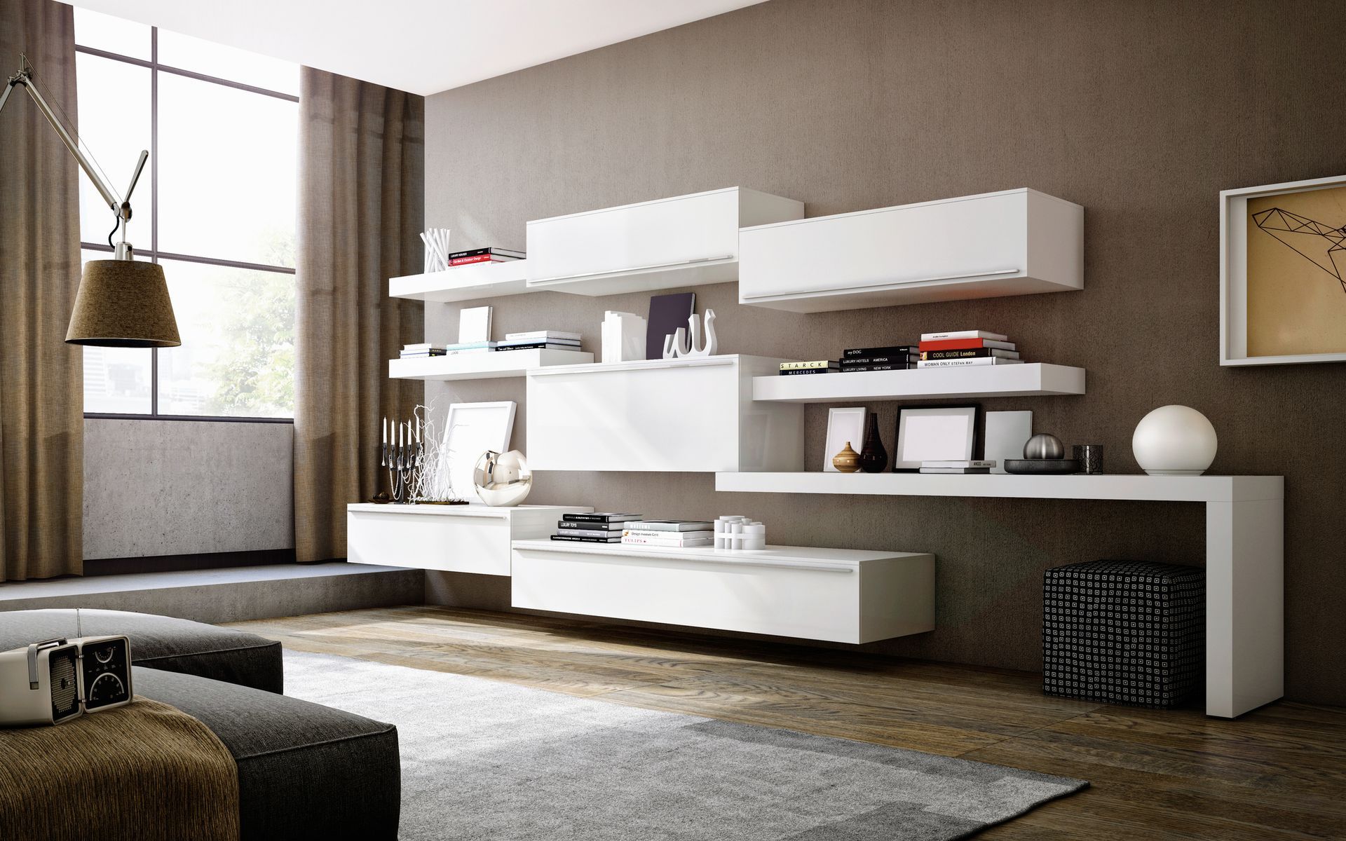 Un soggiorno con scaffali bianchi e un divano