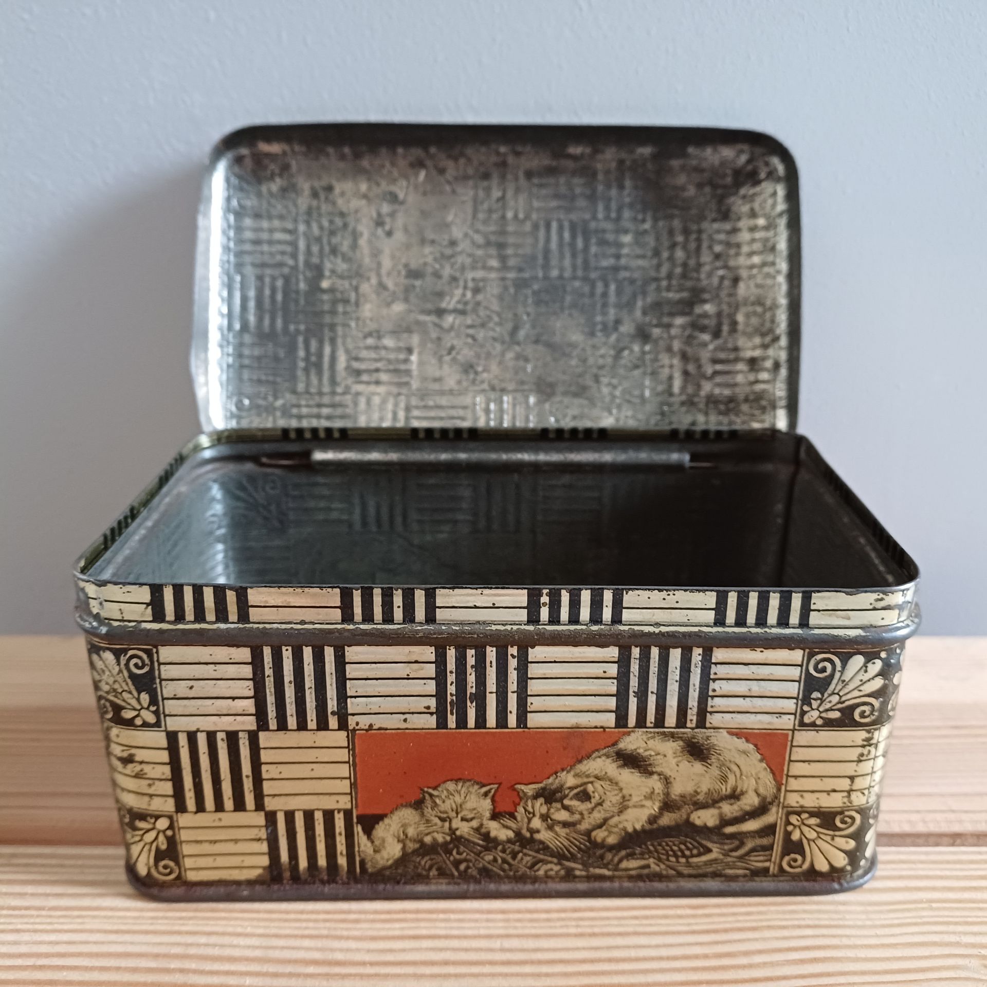 Vintage blikje met katten afbeeldingen