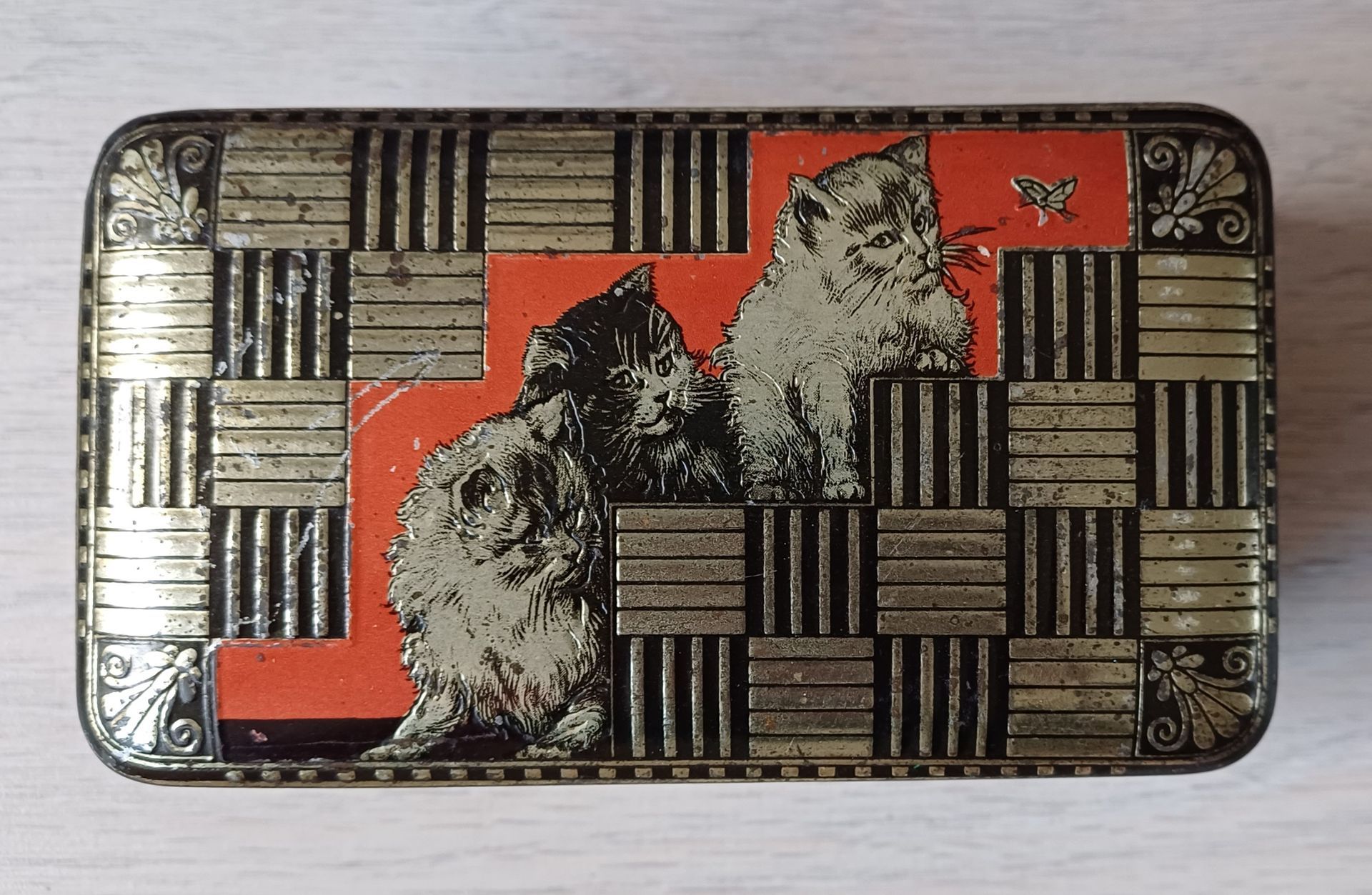 Vintage blikje met katten afbeeldingen