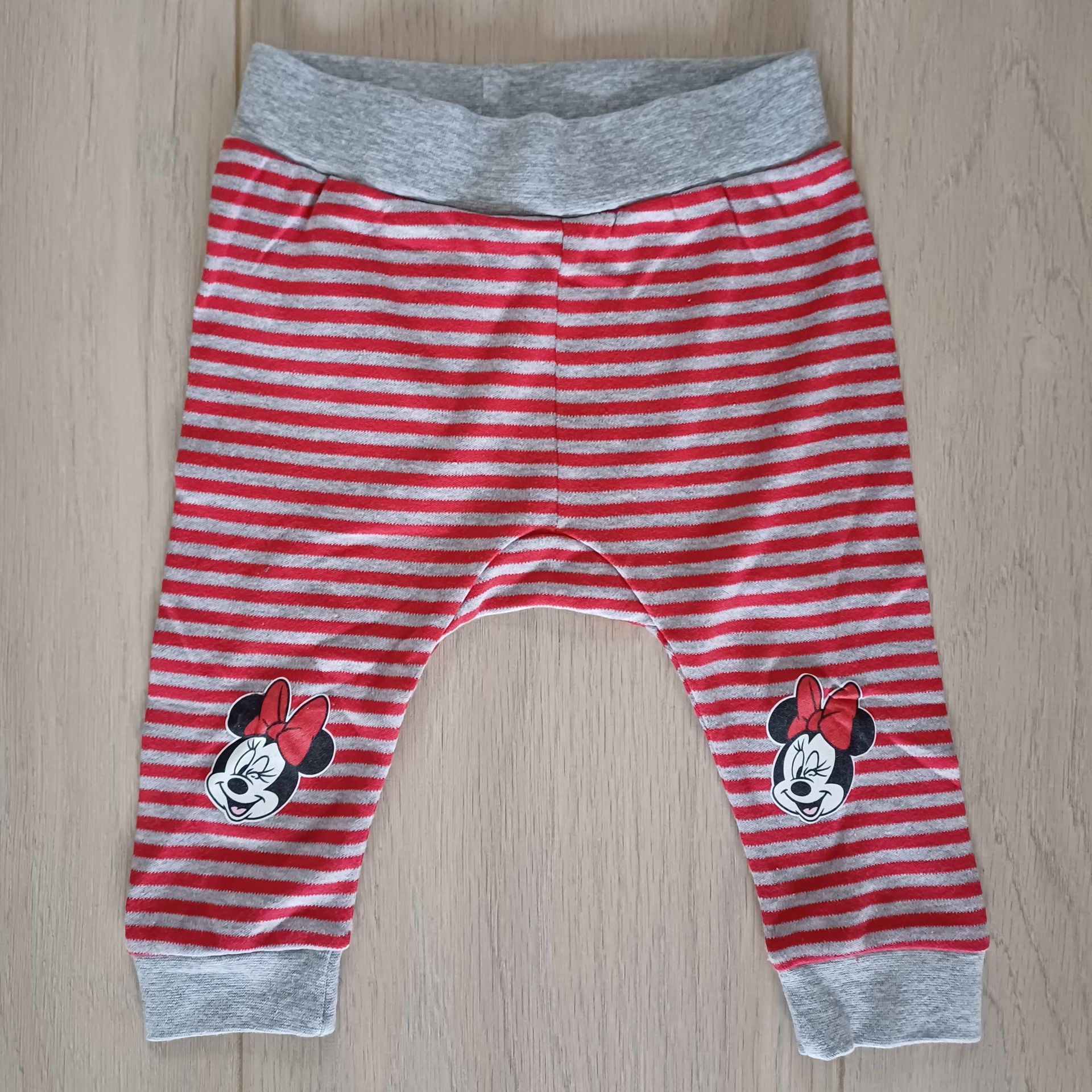 Disney Minnie Mouse babybroekje grijs/rood gestreept maat 74-80
