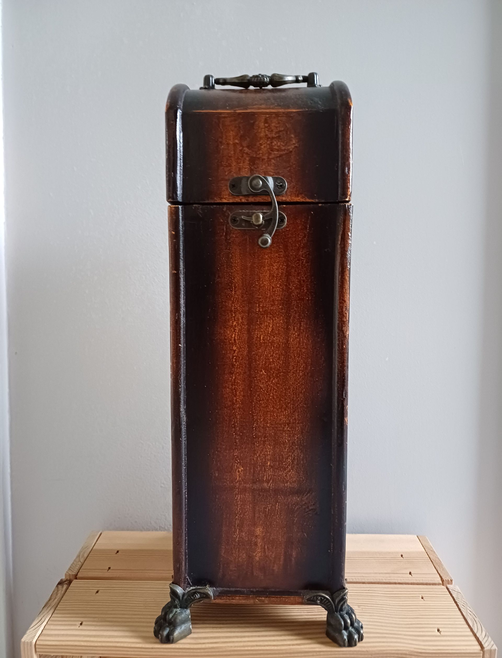 Vintage houten wijnkoffer op voetjes