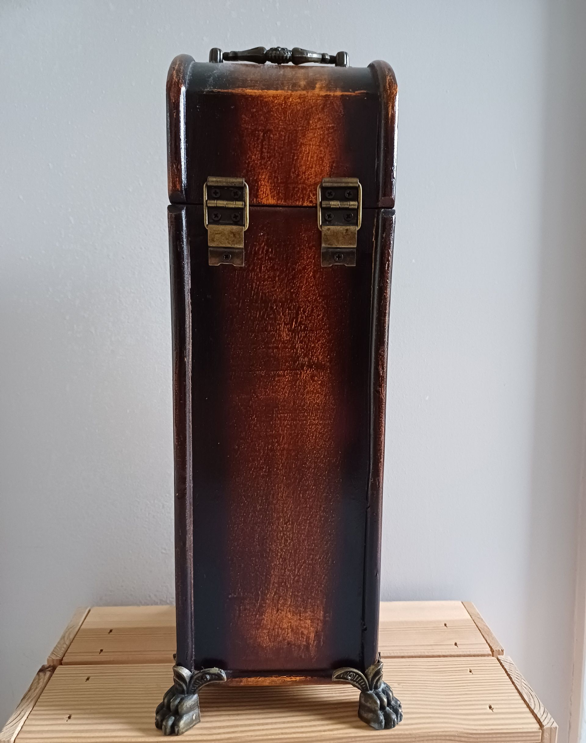 Vintage houten wijnkoffer op voetjes