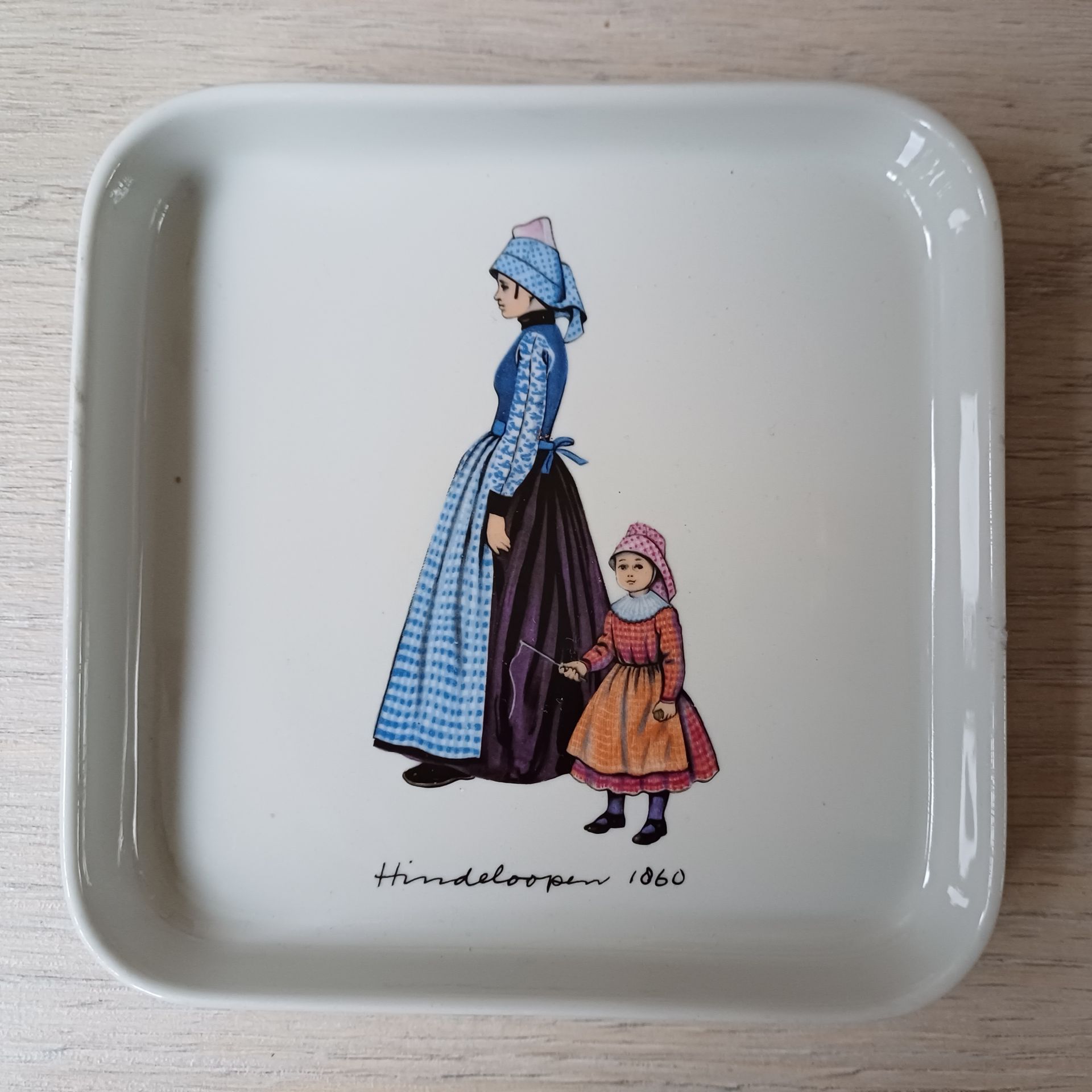Vintage klederdrachten gebaksbordje Hindeloopen 1860