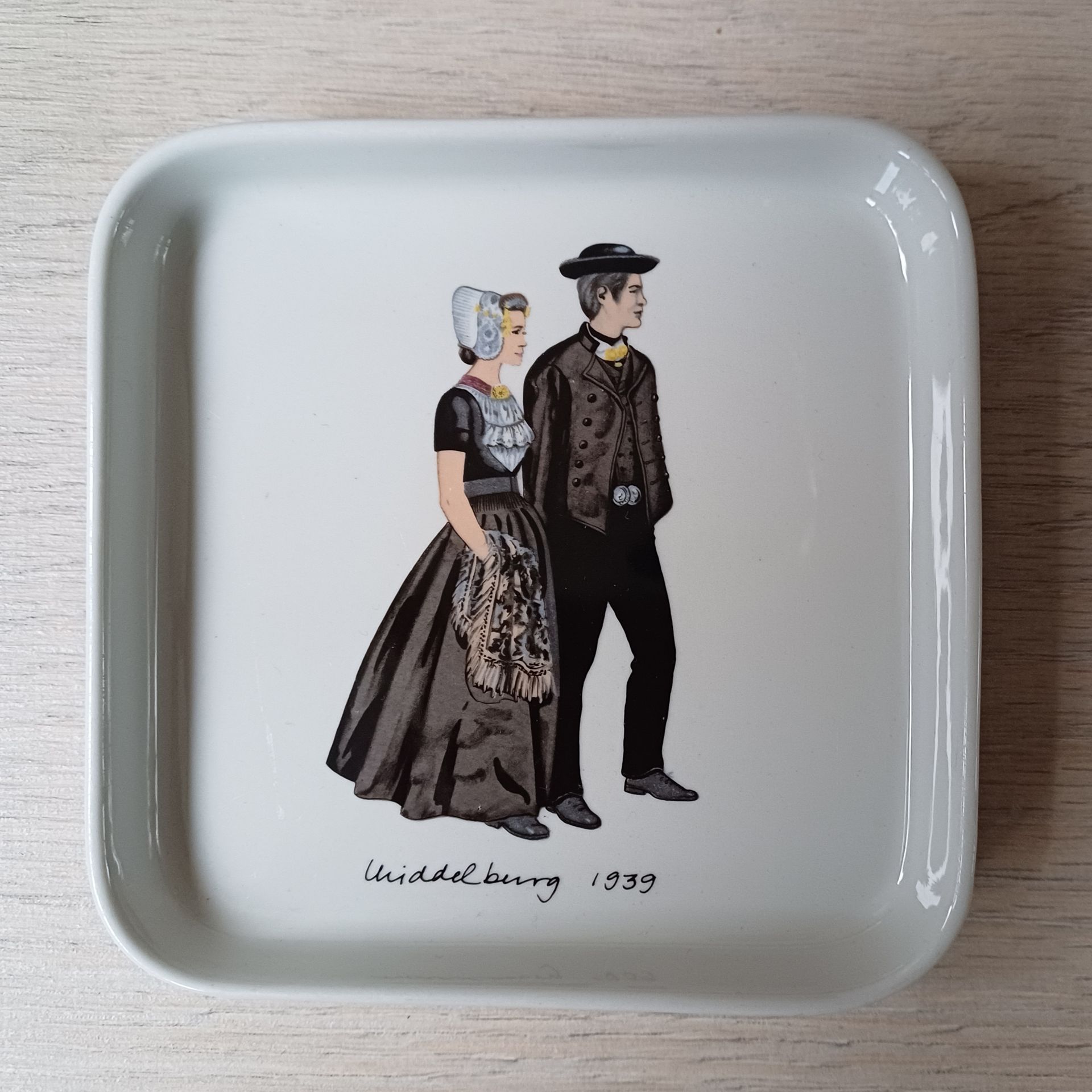 Vintage klederdrachten gebak set