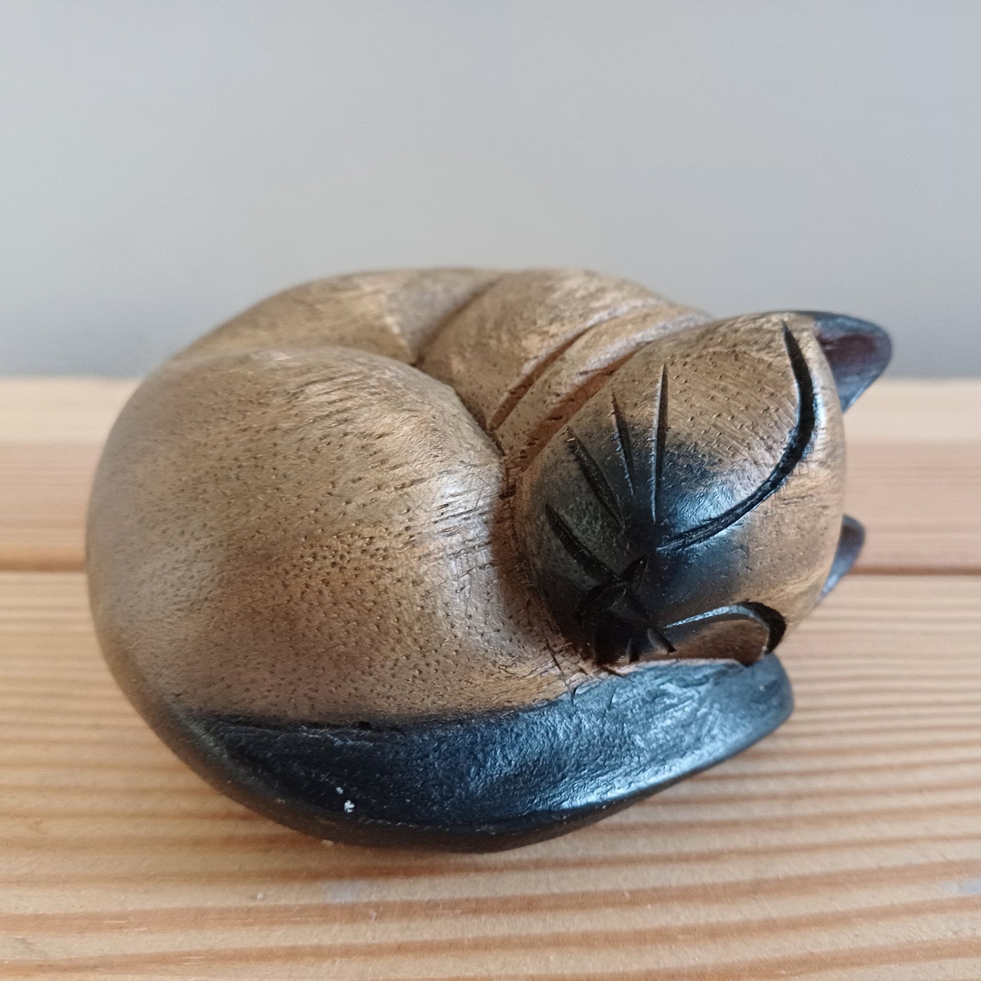 Vintage houten handgemaakte slapende kat