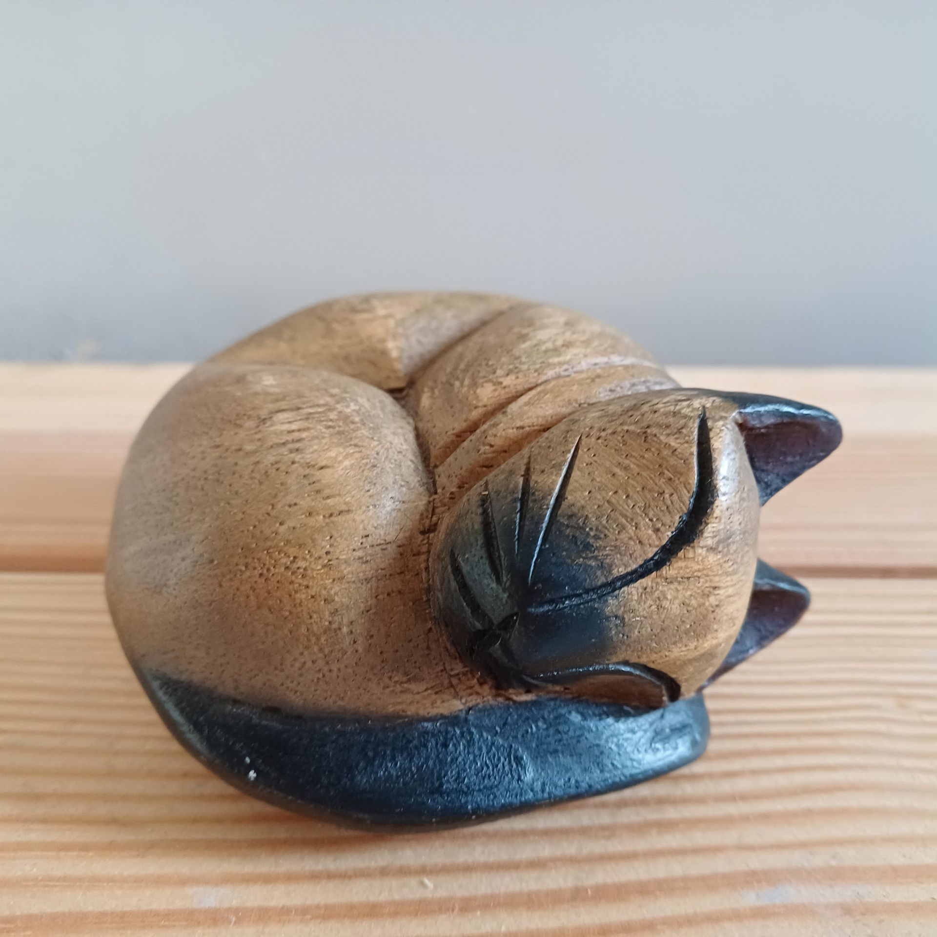 Vintage houten handgemaakte slapende kat