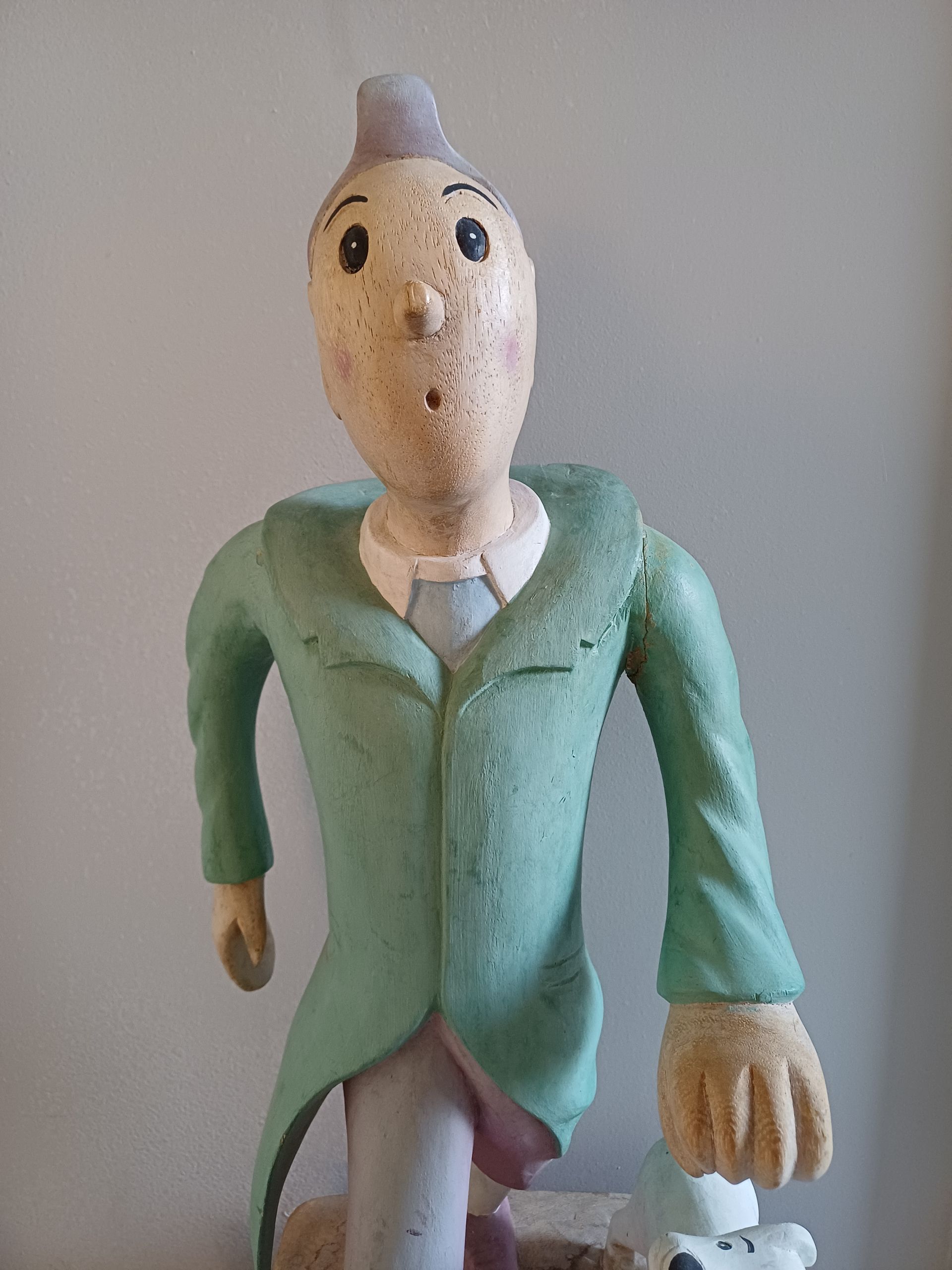 Hergé houten beeld Kuifje met lange groene jas en Bobbie - Tintin