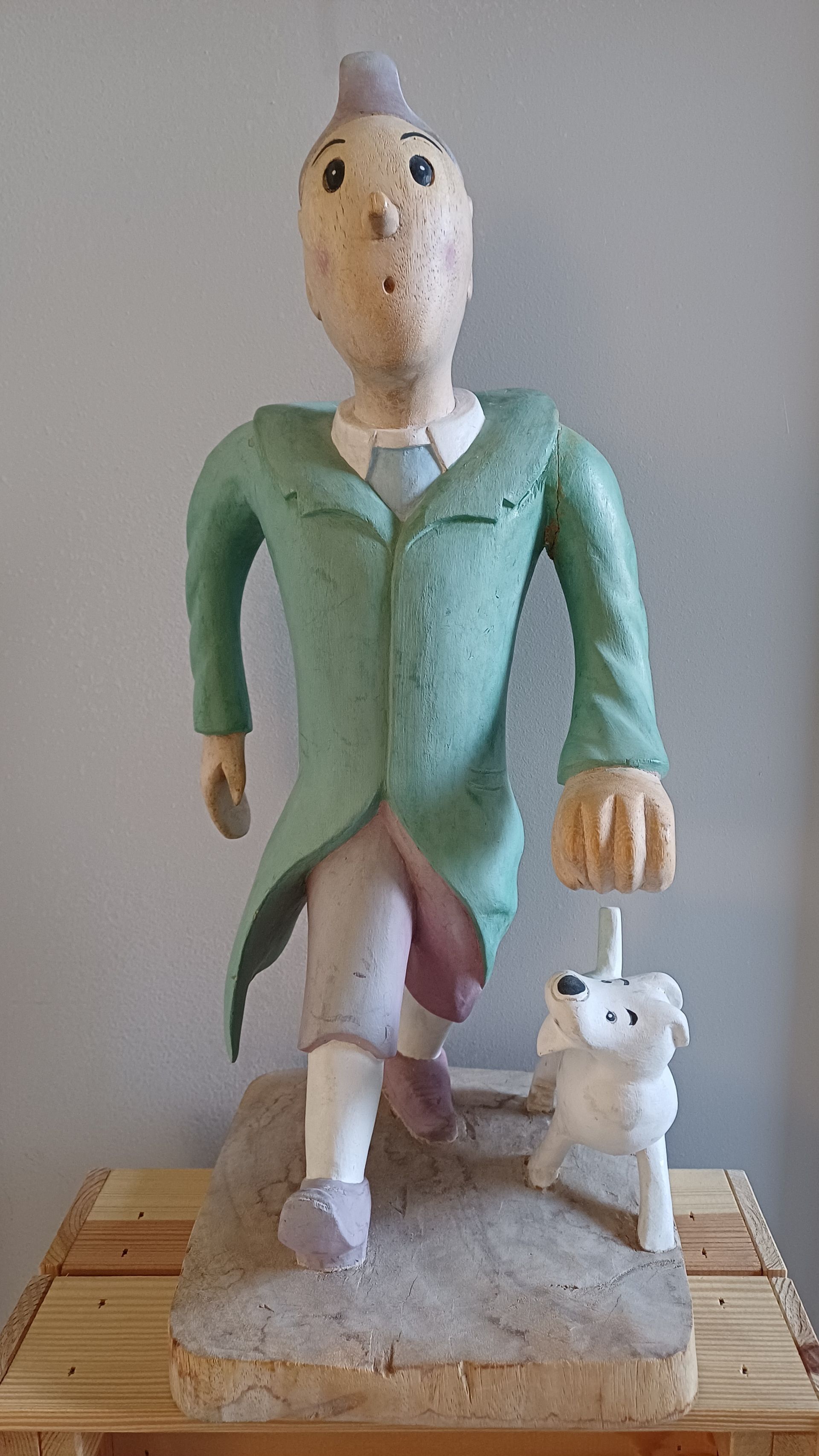 Hergé houten beeld Kuifje met lange groene jas en Bobbie - Tintin