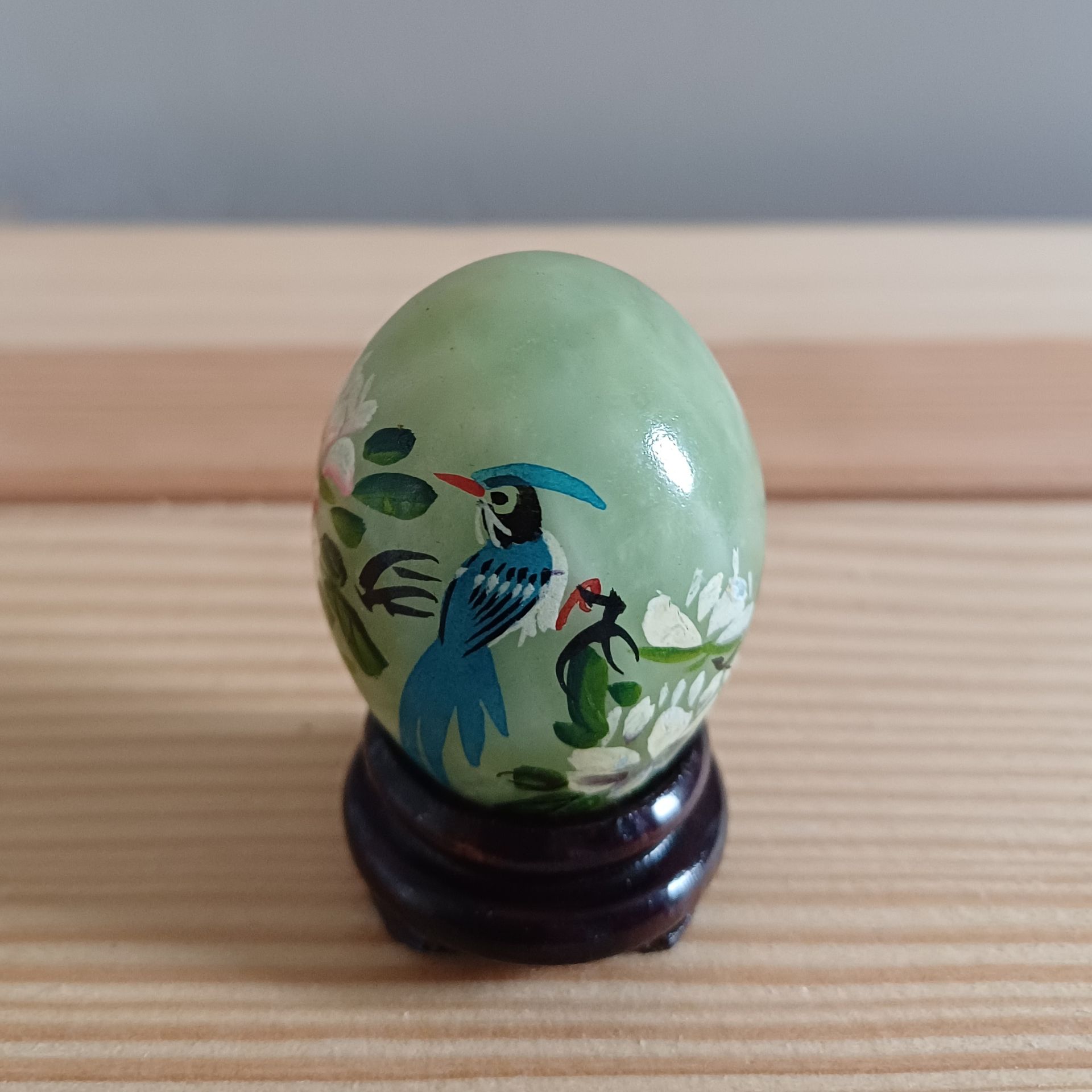 Vintage Chinese handbeschilderde jade eieren met vogels en bloemen
