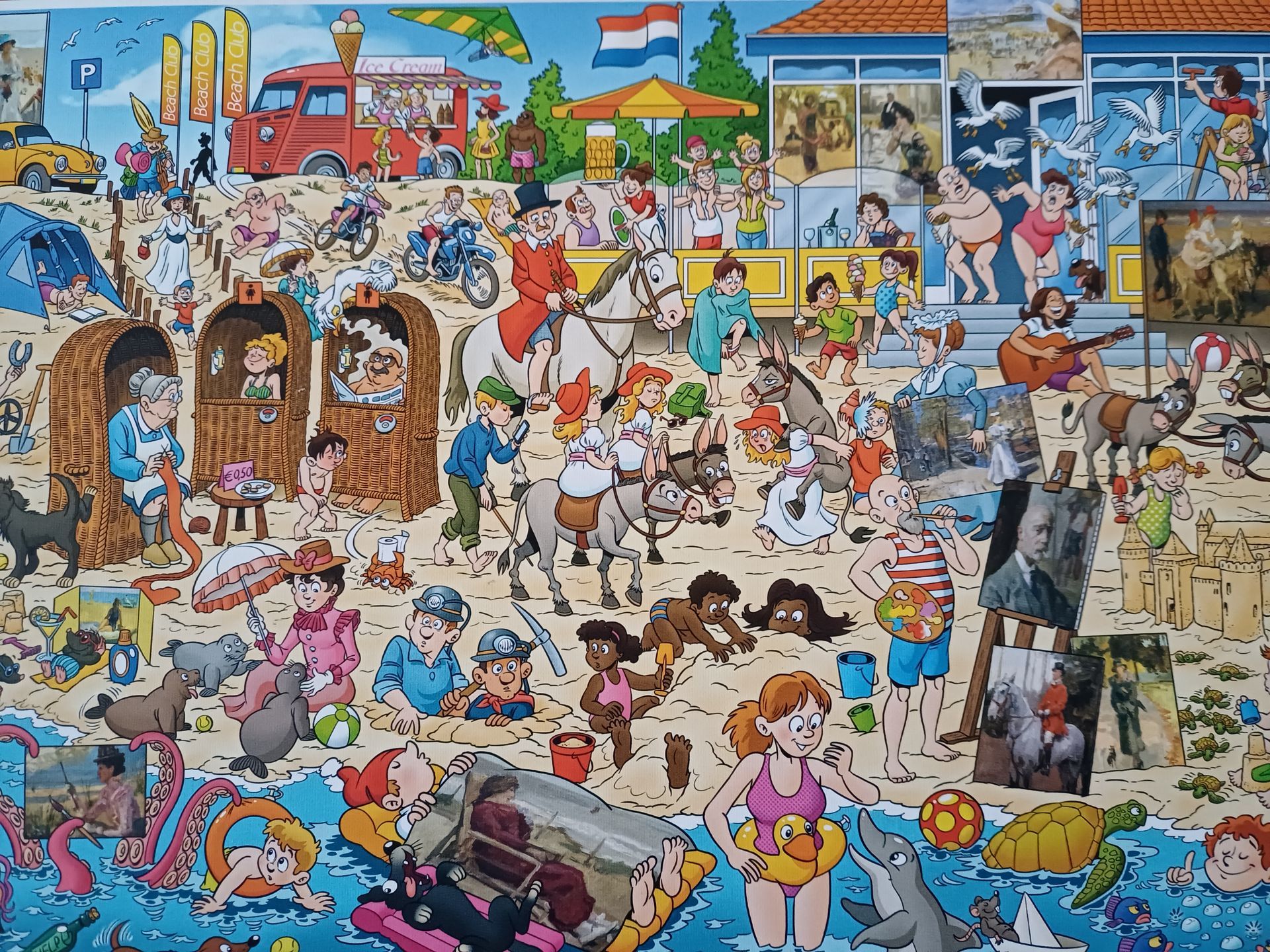 Puzzel met een drukke strandscène met mensen, dieren, gebouwen en kleurrijke details.