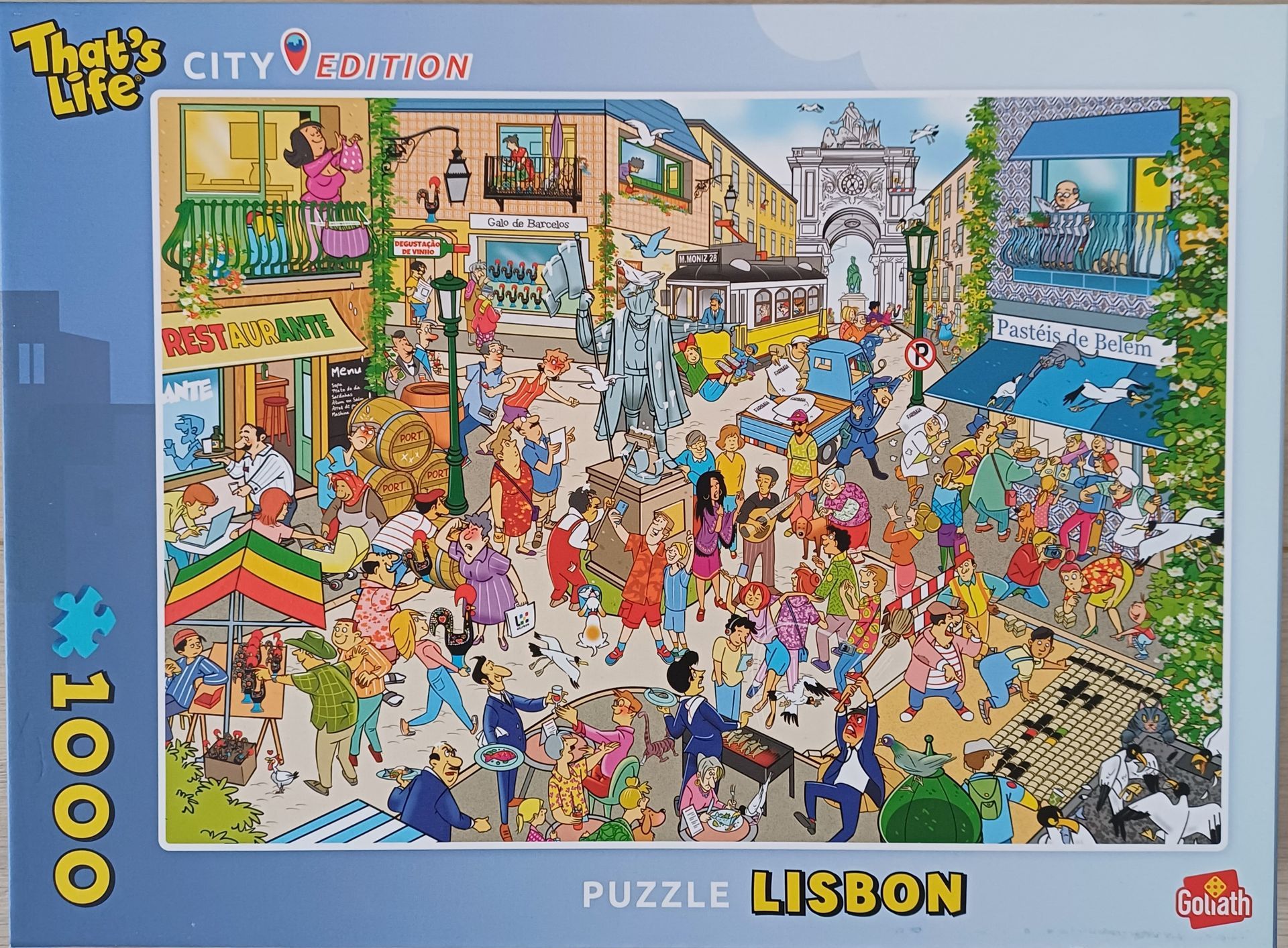 Een puzzel van 1000 stukjes met een levendige stadsgezicht van Lissabon, inclusief kleurrijke gebouwen, mensen en een tram.
