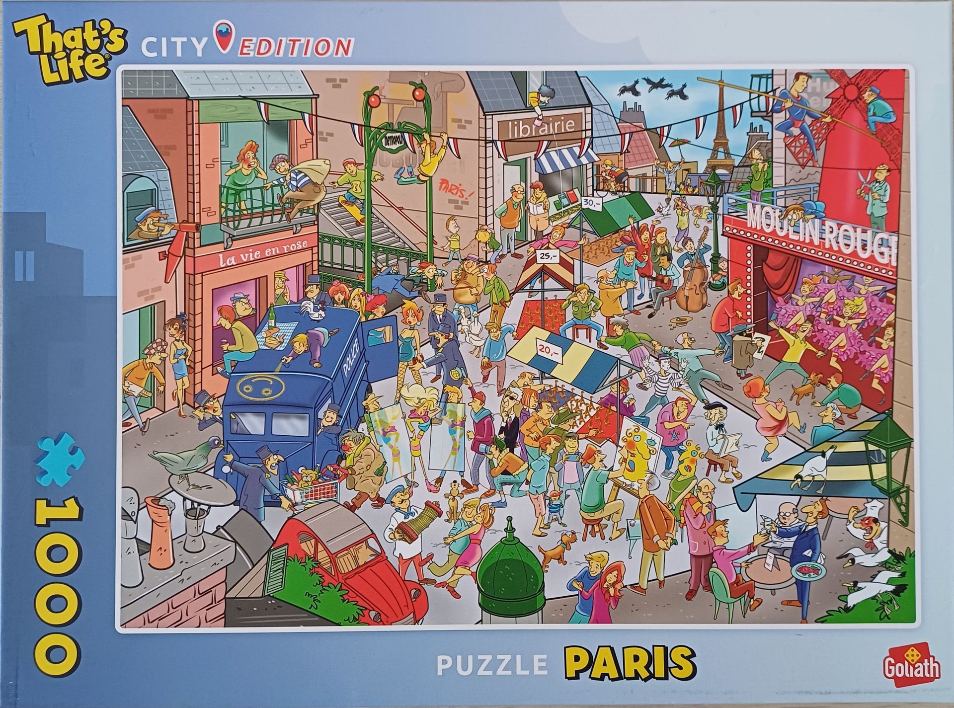 Een druk Parijs straatbeeld met mensenmassa's, winkels, een bus en de Eiffeltoren.