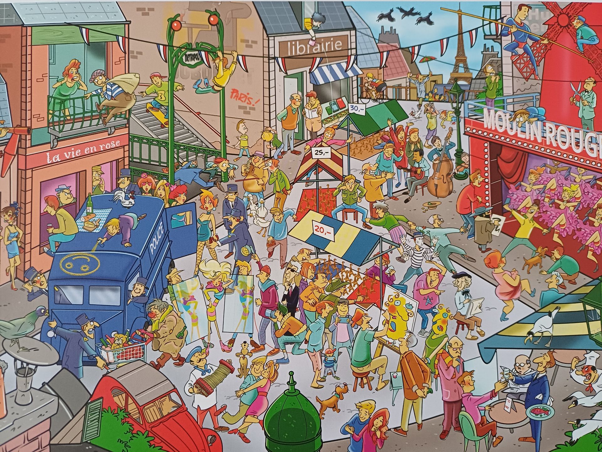 Een druk Parijs straatbeeld met mensenmassa's, winkels, een bus en de Eiffeltoren.