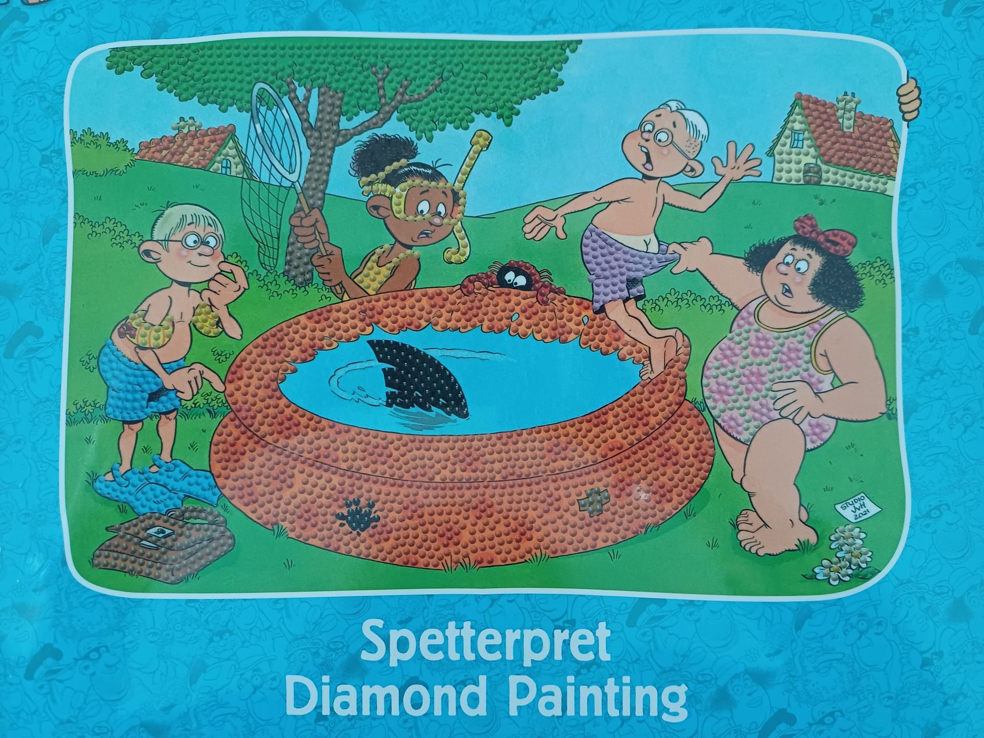 Jan van Haasteren Junior diamond painting set met cartoonkinderen rond een zwembad met een haaienvin.